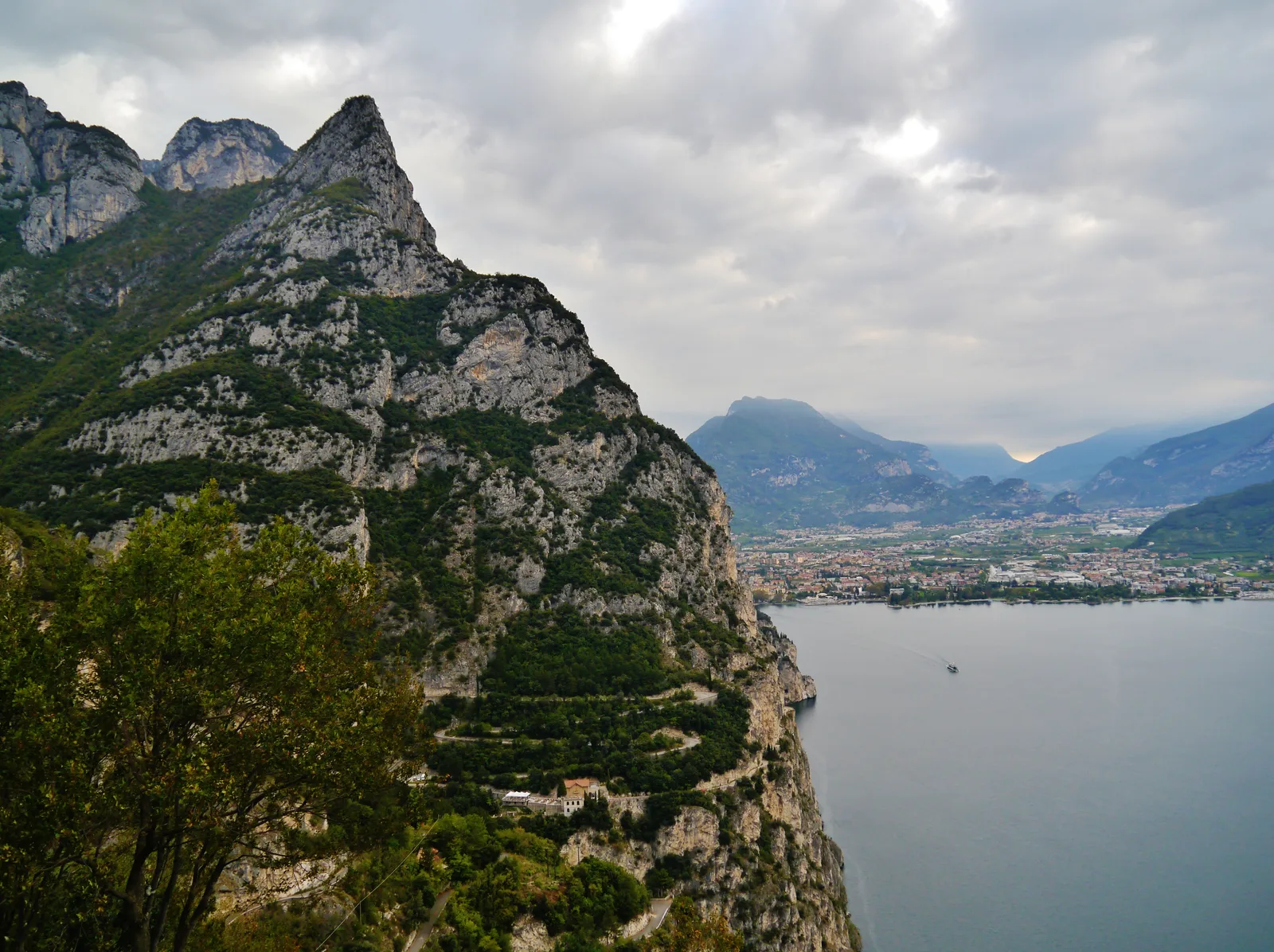 Il lago di Garda e Riva visti dall’alto da Pregasina