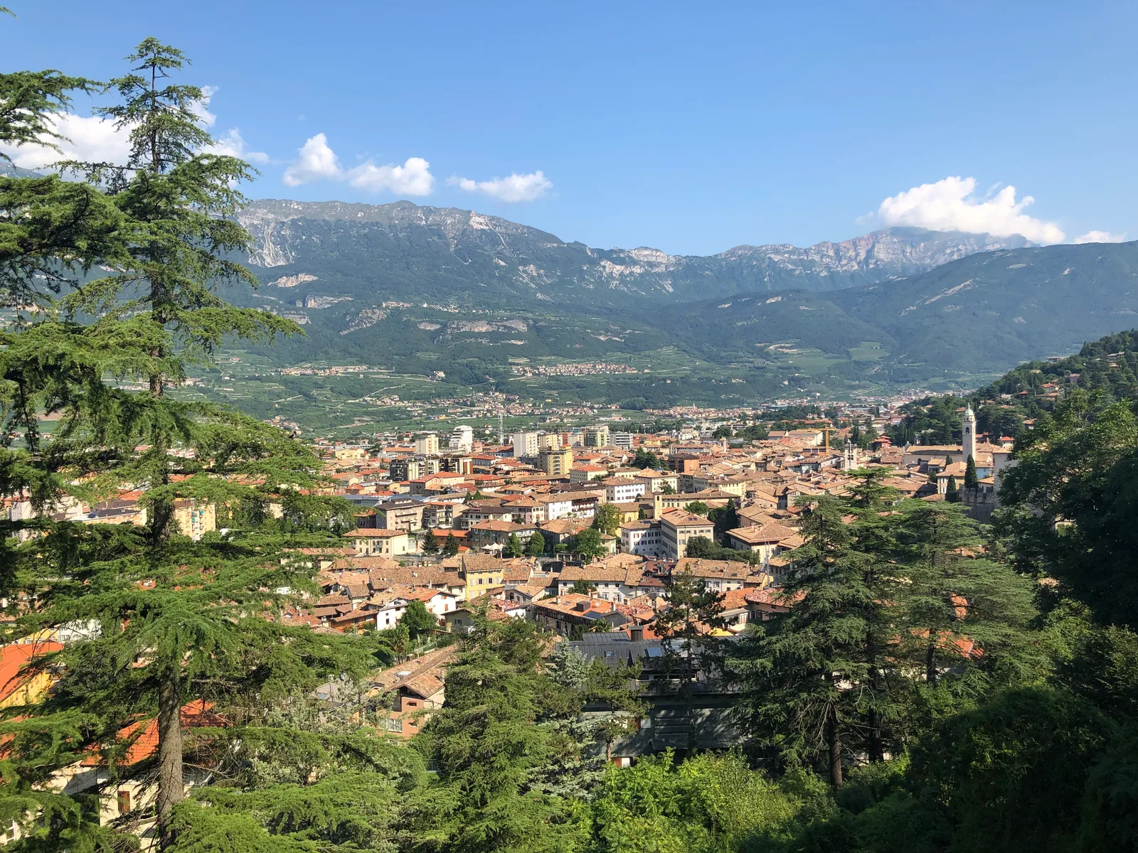 Panorama della città di Rovereto con le montagne della Vallagarina