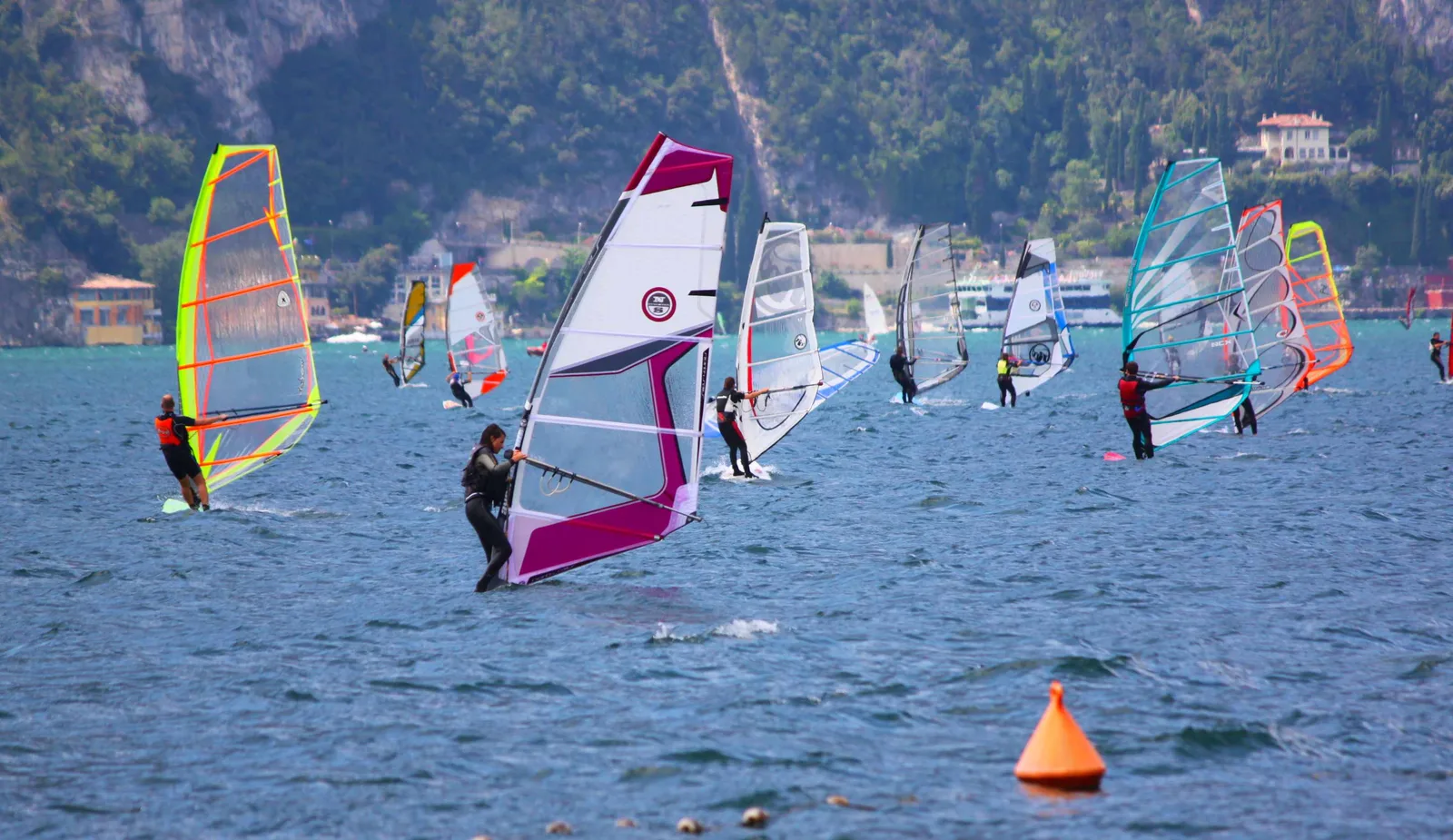 Windsurfisti sull’acqua davanti a Torbole, sul lago di Garda