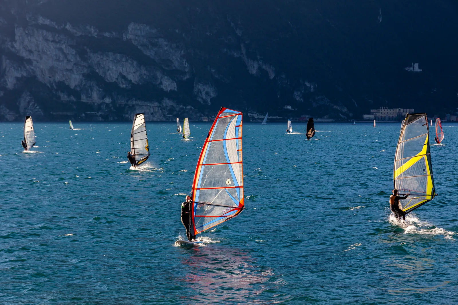 Un windsurfista in navigazione sul lago di Garda