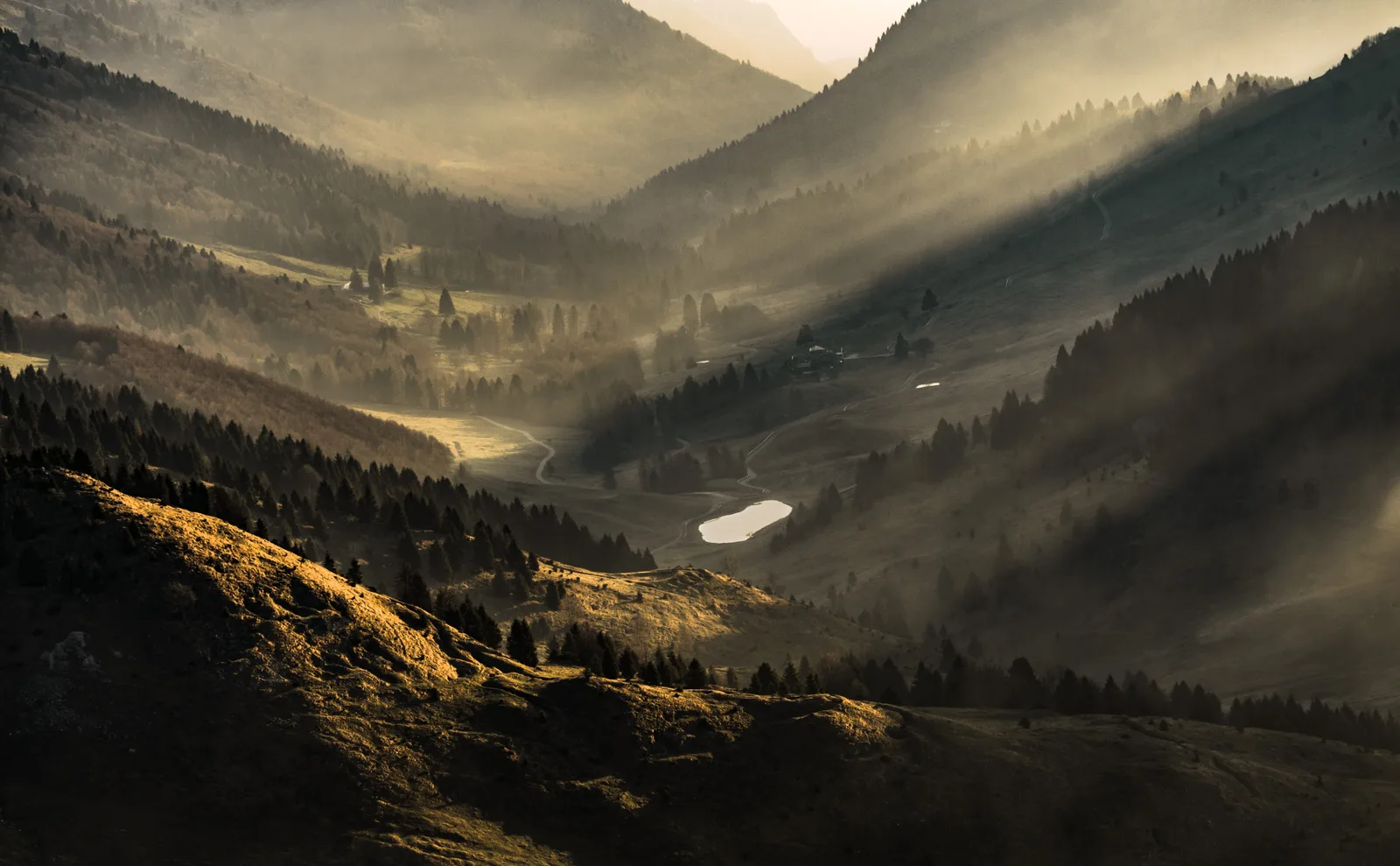 L’alba vista da Cima Grappa, con la foschia sulla pianura sottostante