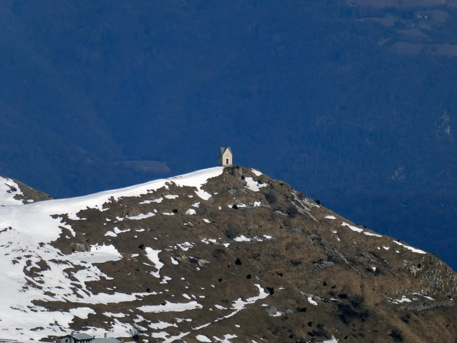 La chiesetta di Cima della Mandria vista dal Sacrario militare del Monte Grappa