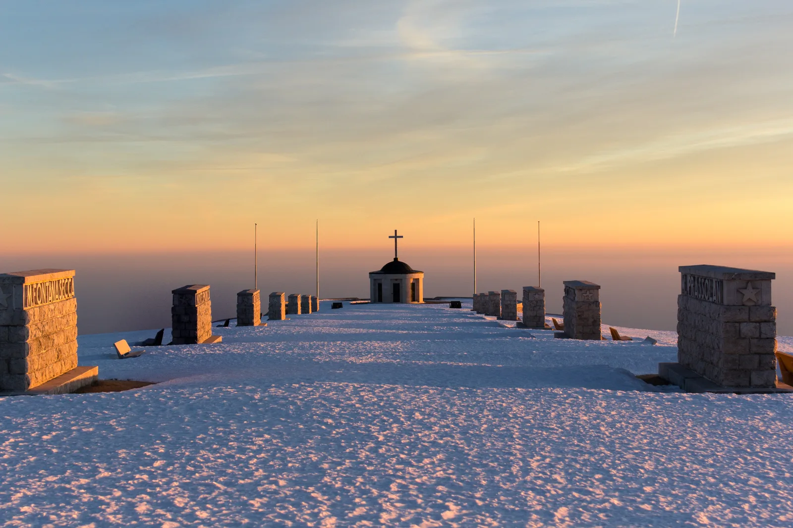 Il tramonto dal Monte Grappa, con le dorsali che degradano verso la pianura
