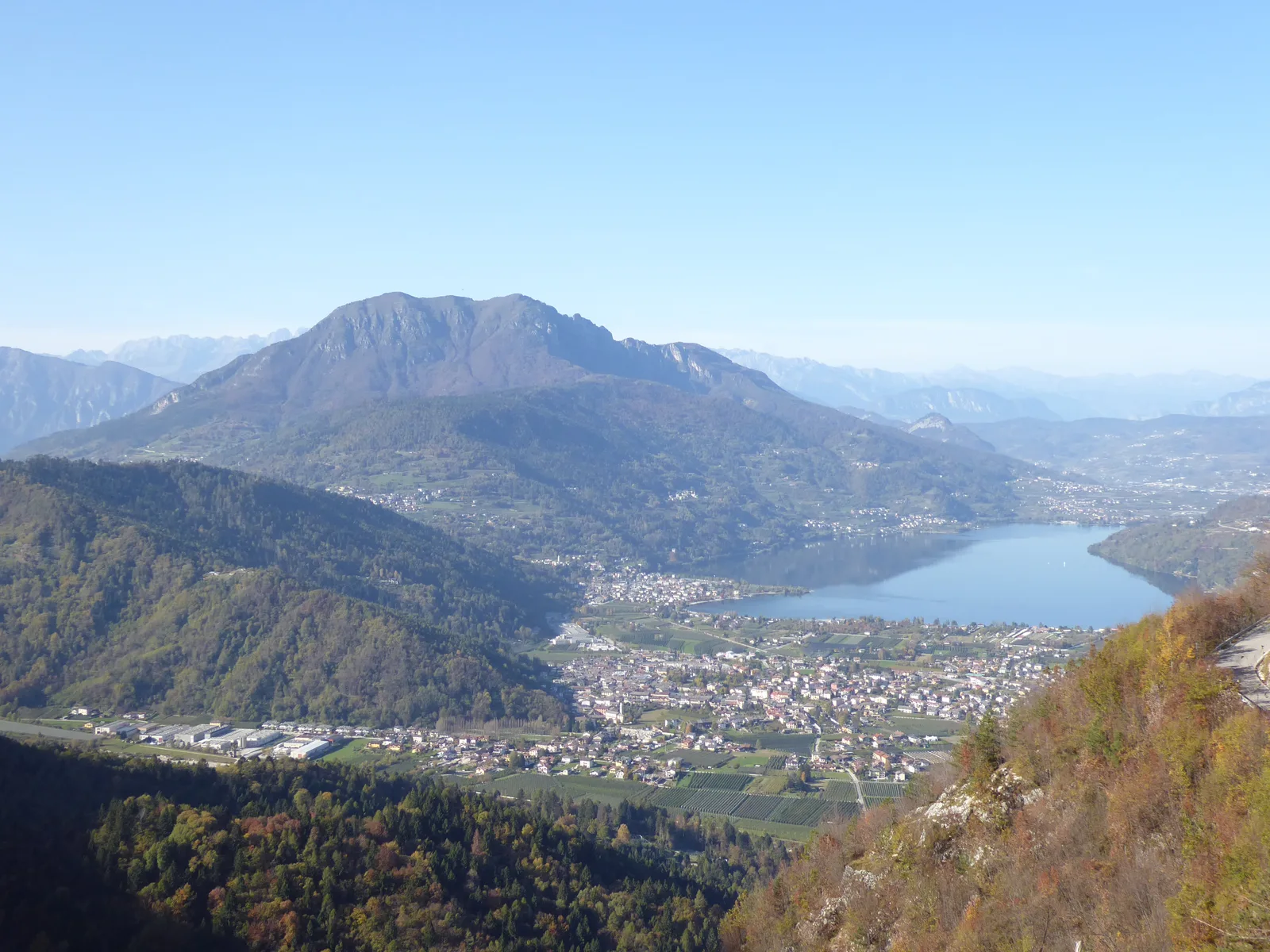 Il Lago di Caldonazzo visto dall’alto della strada provinciale, con la Valsugana attorno
