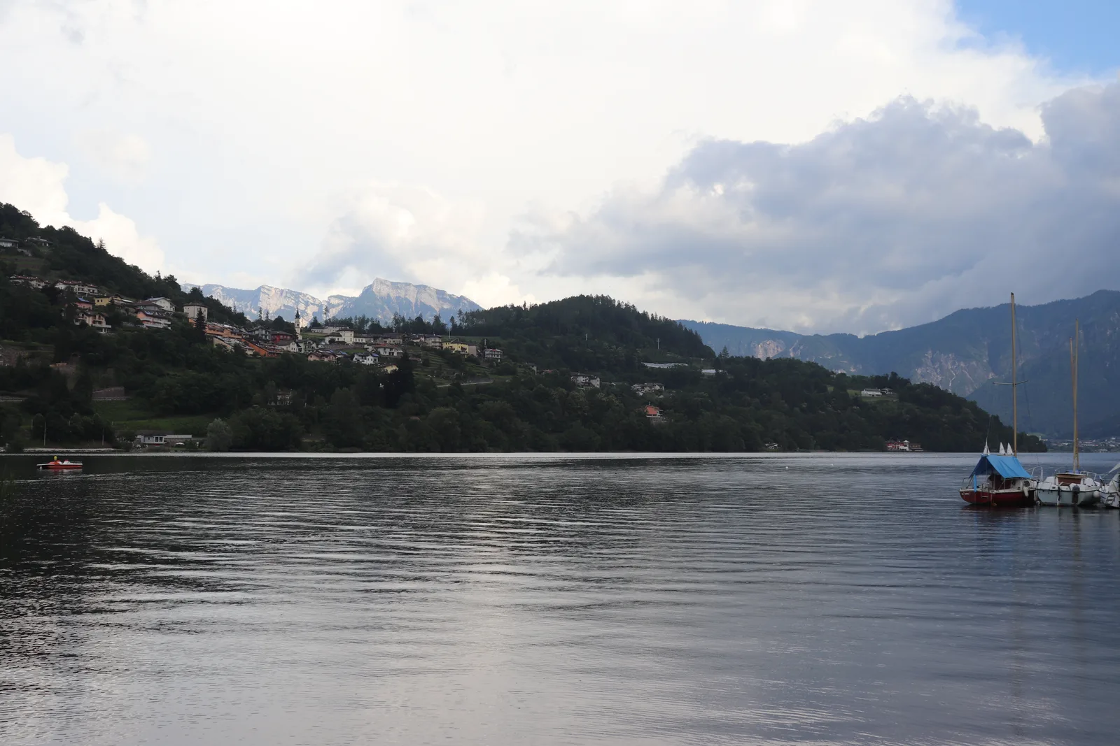 San Cristoforo al Lago sulla sponda del Lago di Caldonazzo, con barche a vela ormeggiate