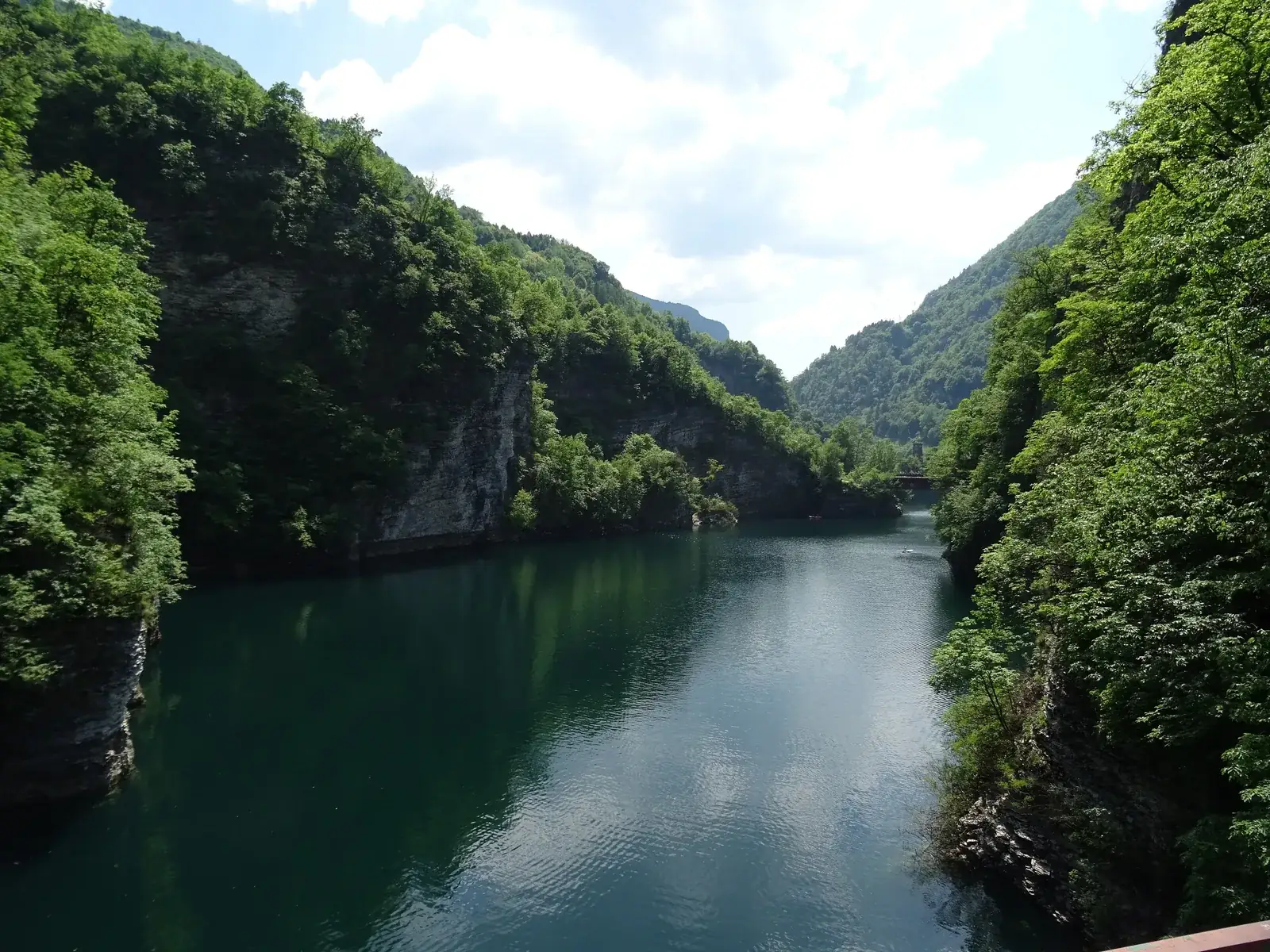 Il tratto stretto del Lago di Corlo fra pareti rocciose e bosco