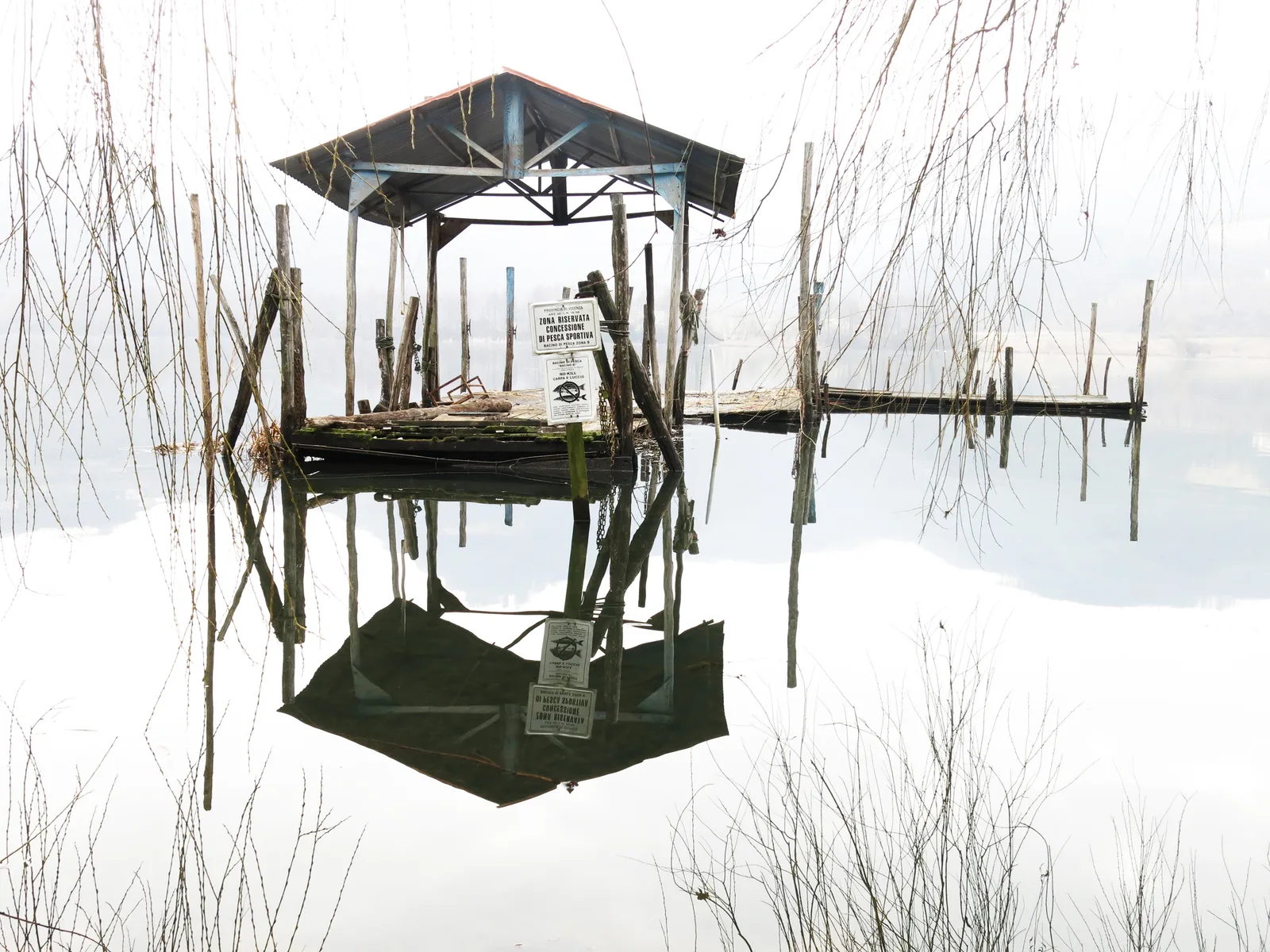 Il Lago di Fimon in inverno, con la riva spoglia e l’acqua ferma