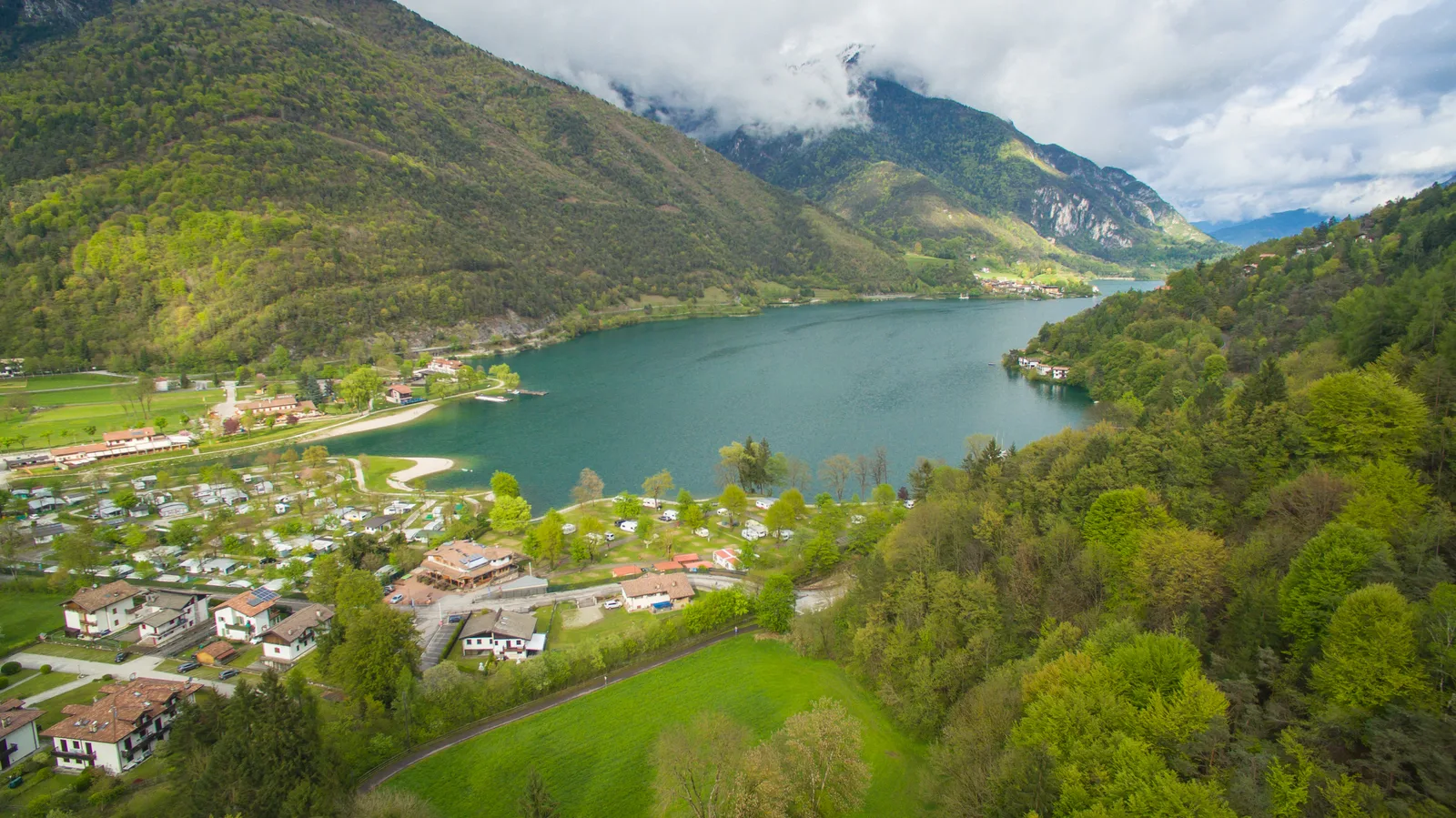 Veduta panoramica del Lago di Ledro e della valle circostante