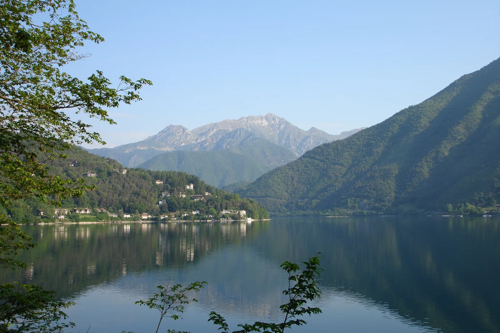 Il Lago di Ledro con il Monte Cadria sullo sfondo