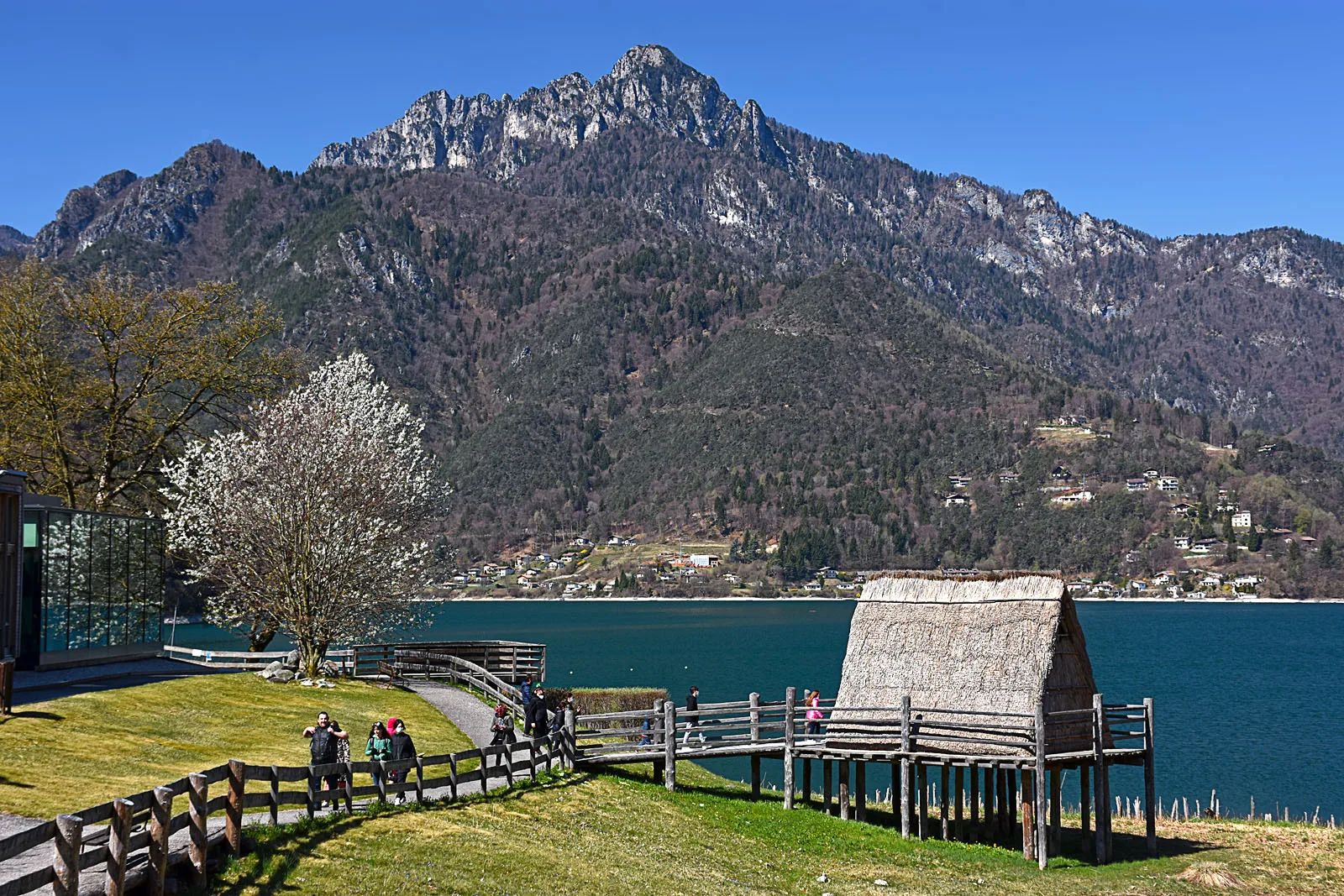 La riva del Lago di Ledro con l’acqua trasparente sul fondo di ciottoli