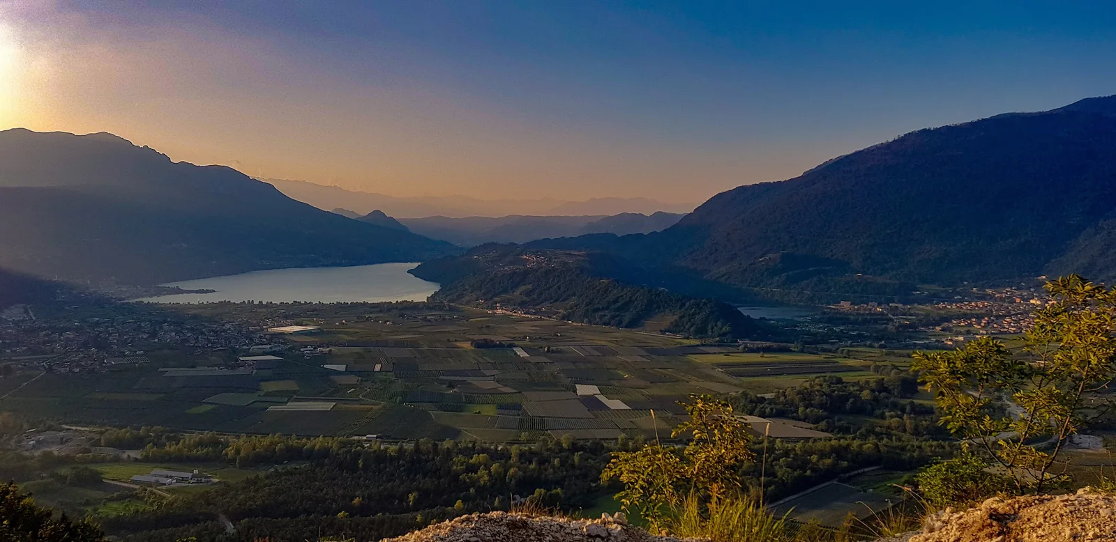 La Valsugana e il Lago di Levico al tramonto visti da Monte Rovere