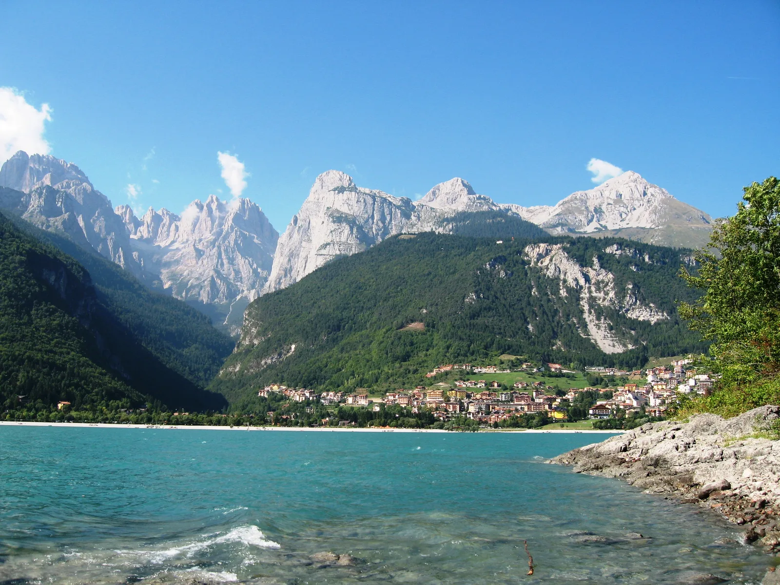 Il Lago di Molveno in estate, con la superficie calma al mattino