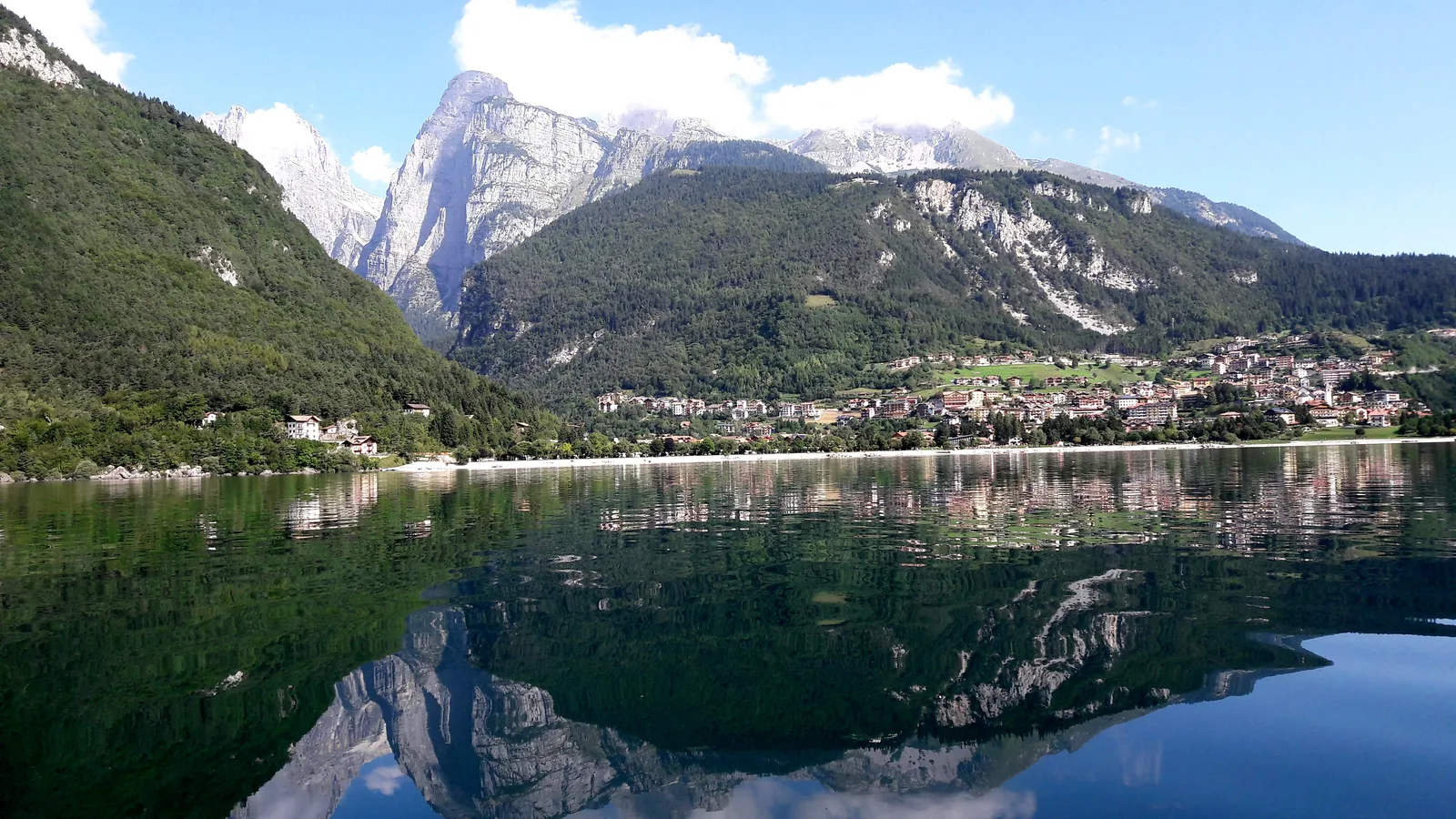 Il Lago di Molveno con le pareti delle Dolomiti di Brenta che scendono nell’acqua