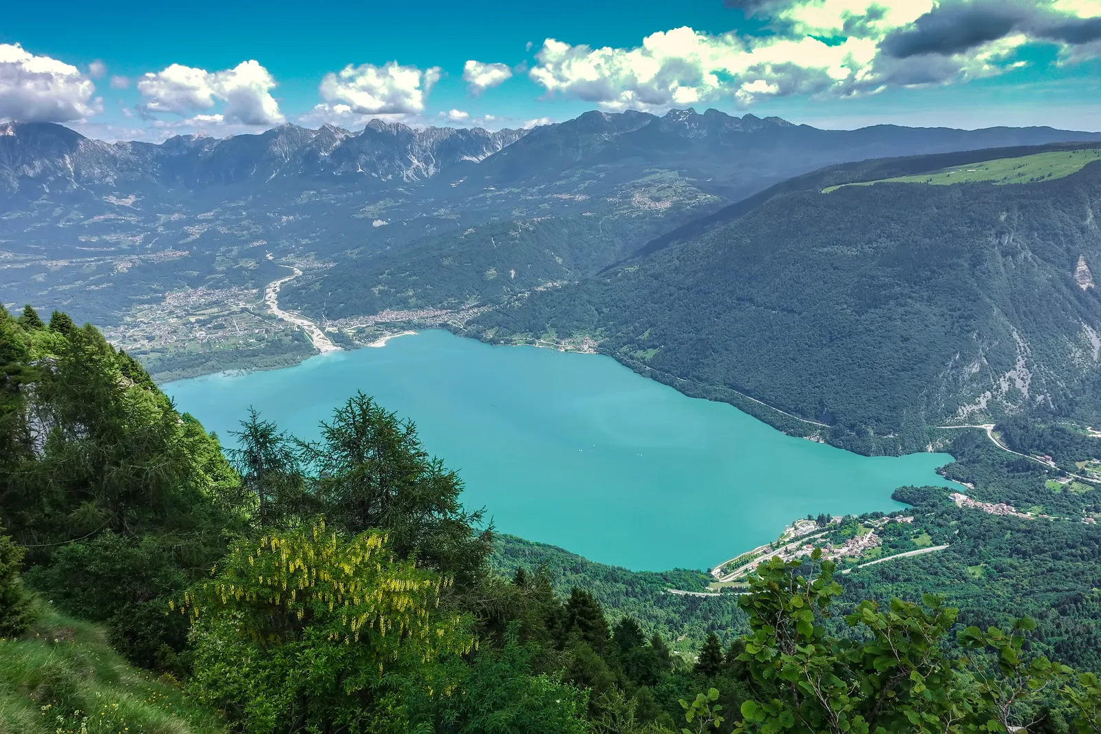 Il Lago di Santa Croce e la conca dell’Alpago viste dall’alto