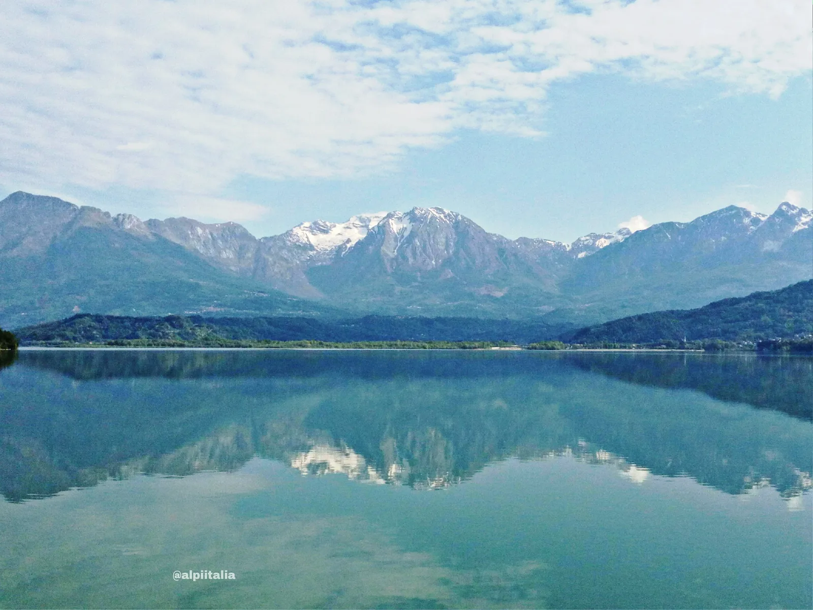 Riflessi sull’acqua ferma del Lago di Santa Croce
