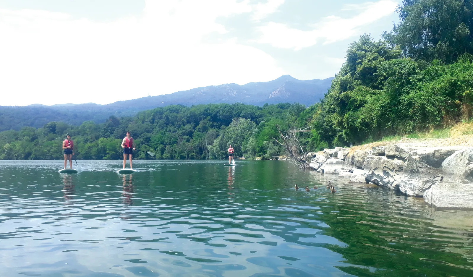 Persone in stand up paddle su un lago italiano
