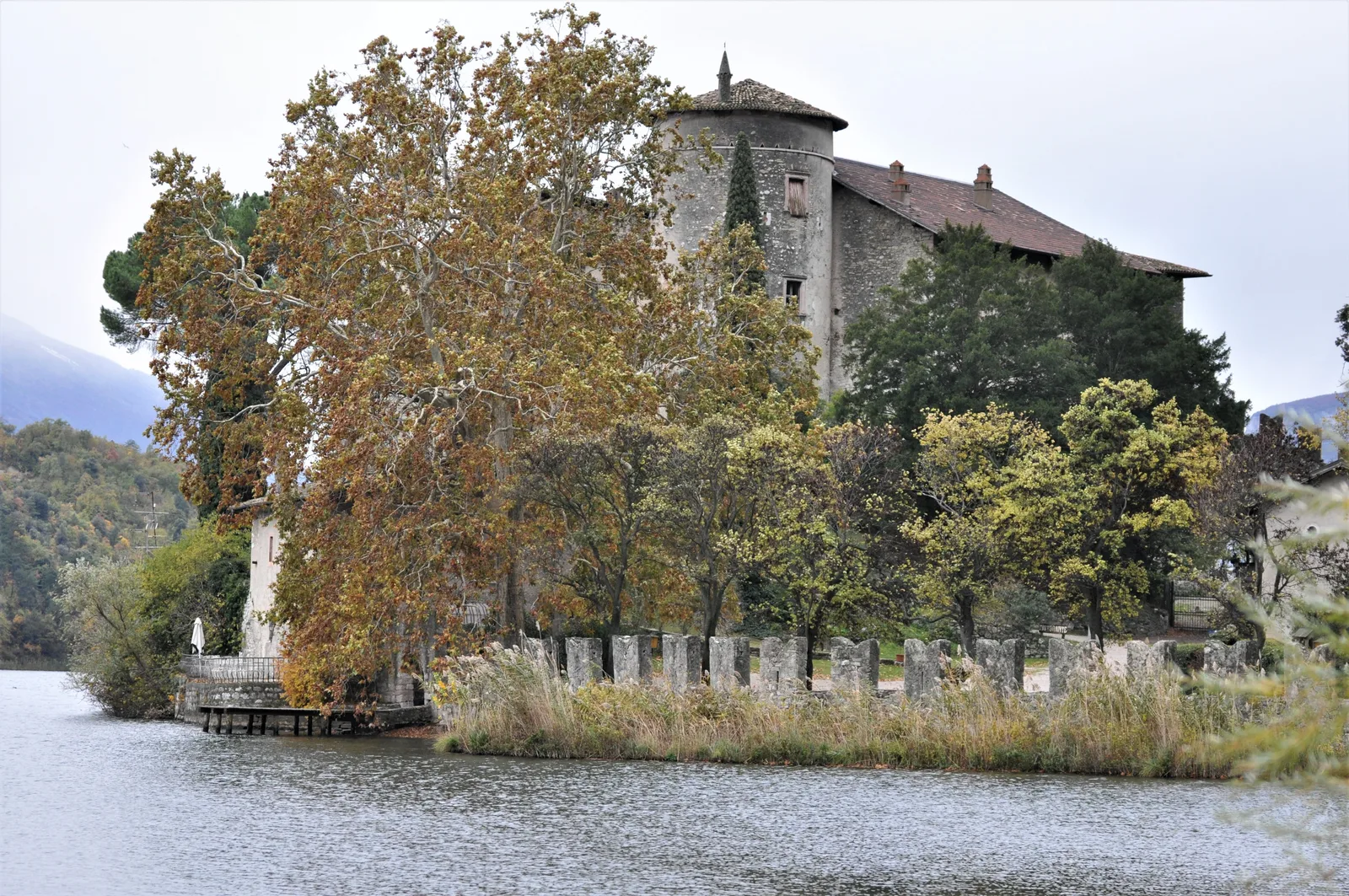 Il castello di Toblino visto dalla riva del lago in estate