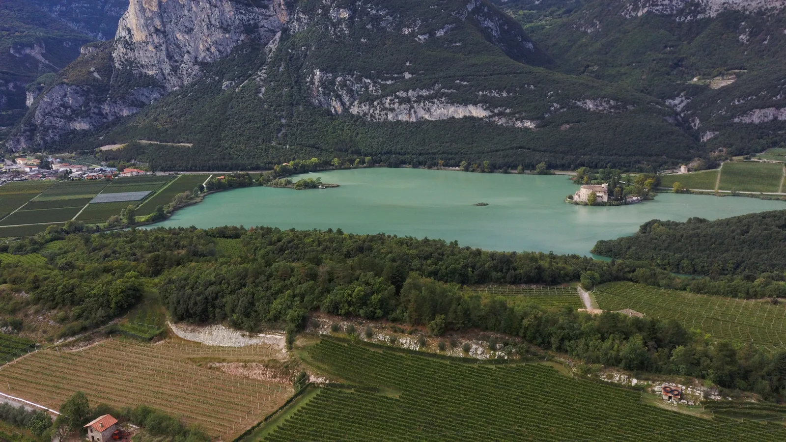 Veduta aerea del Lago di Toblino con il castello sull’istmo