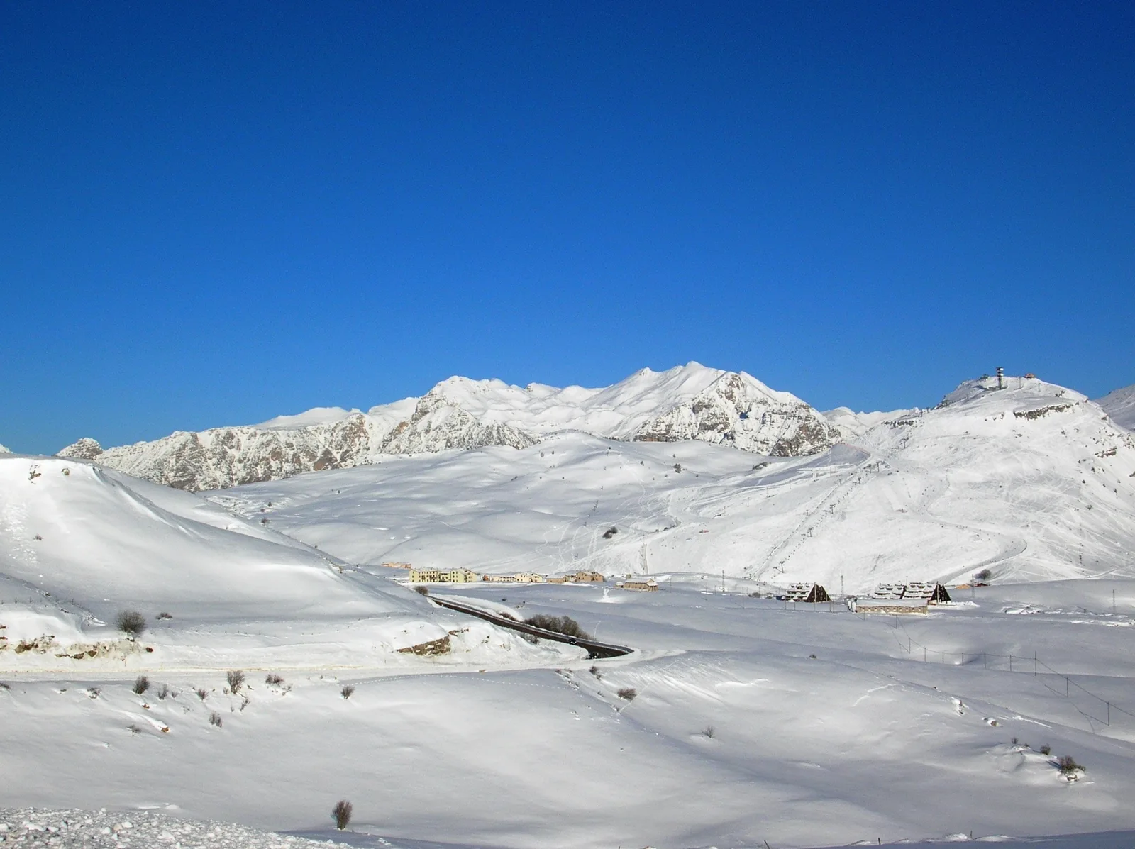 L’Alta Lessinia innevata a Malga San Giorgio, con il gruppo del Carega sullo sfondo