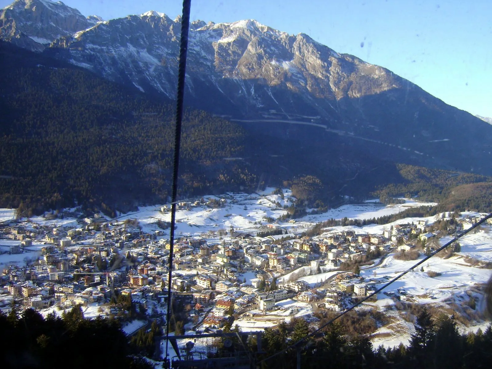 Vista dalla cabinovia della Paganella verso Andalo e le Dolomiti di Brenta
