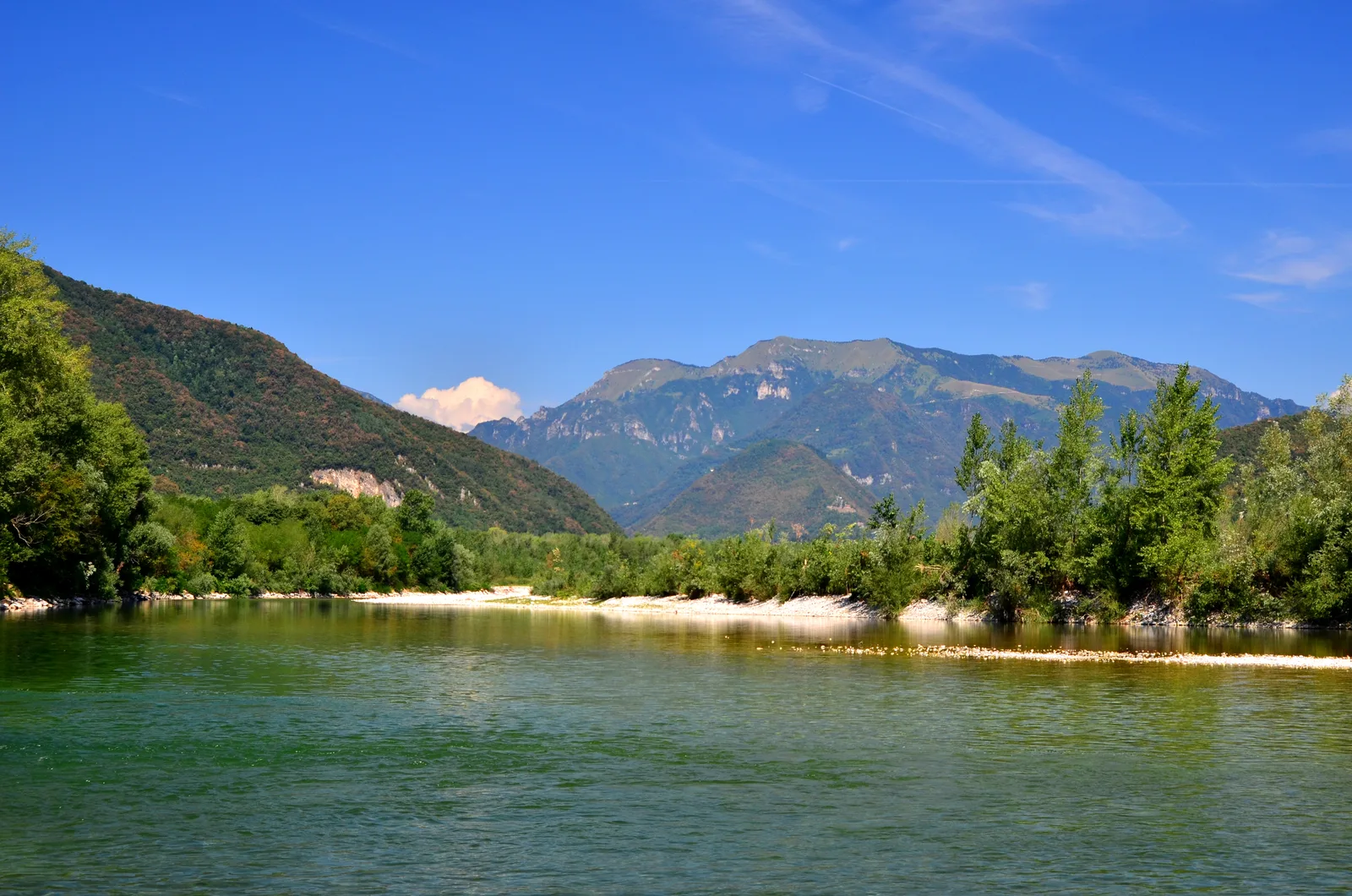 Il Piave alla garzaia di Pederobba con il Monte Tomatico sullo sfondo