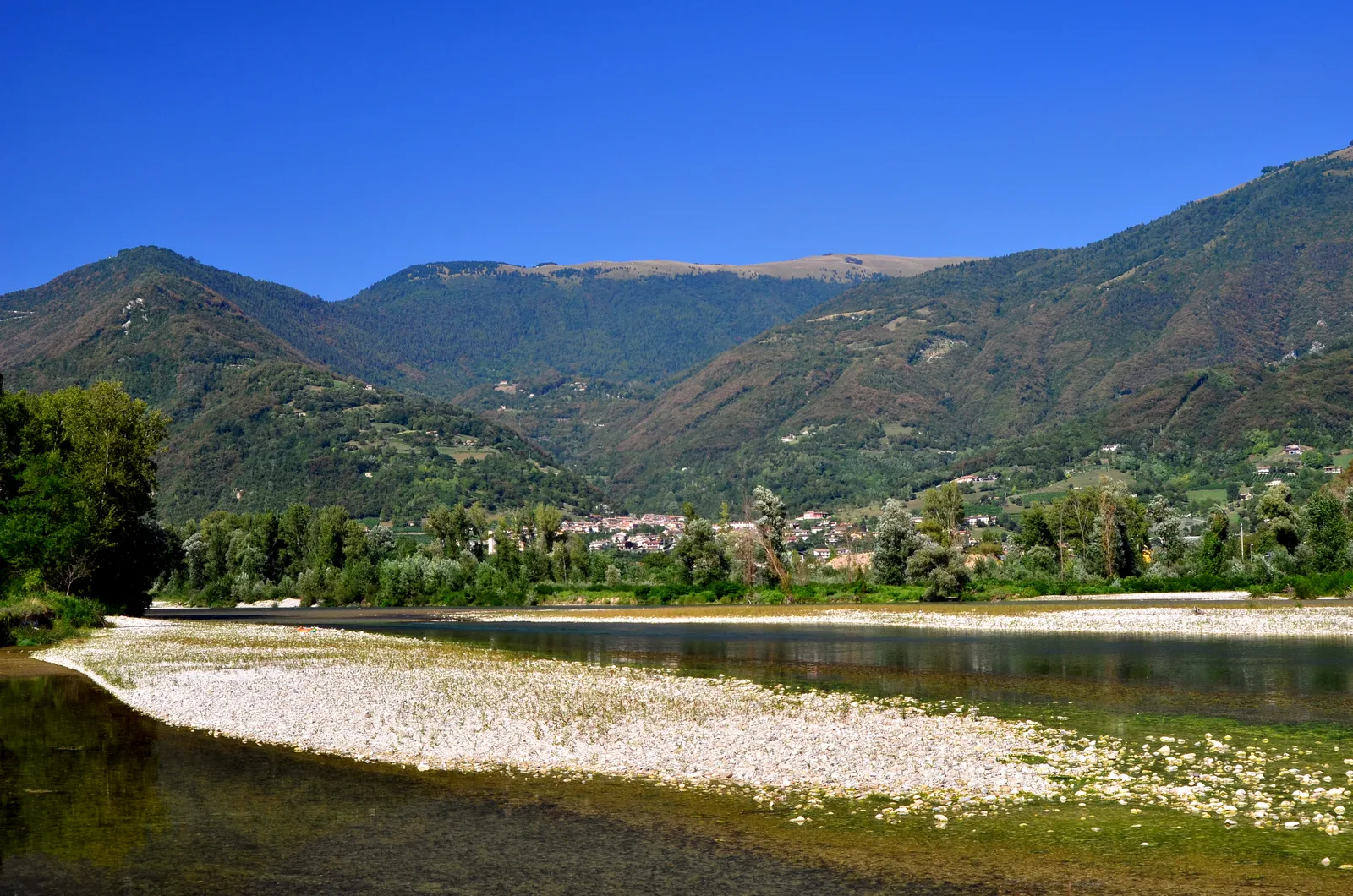 Il Piave visto dal Parco del Piave a Fener, con il greto ghiaioso e i rami d’acqua