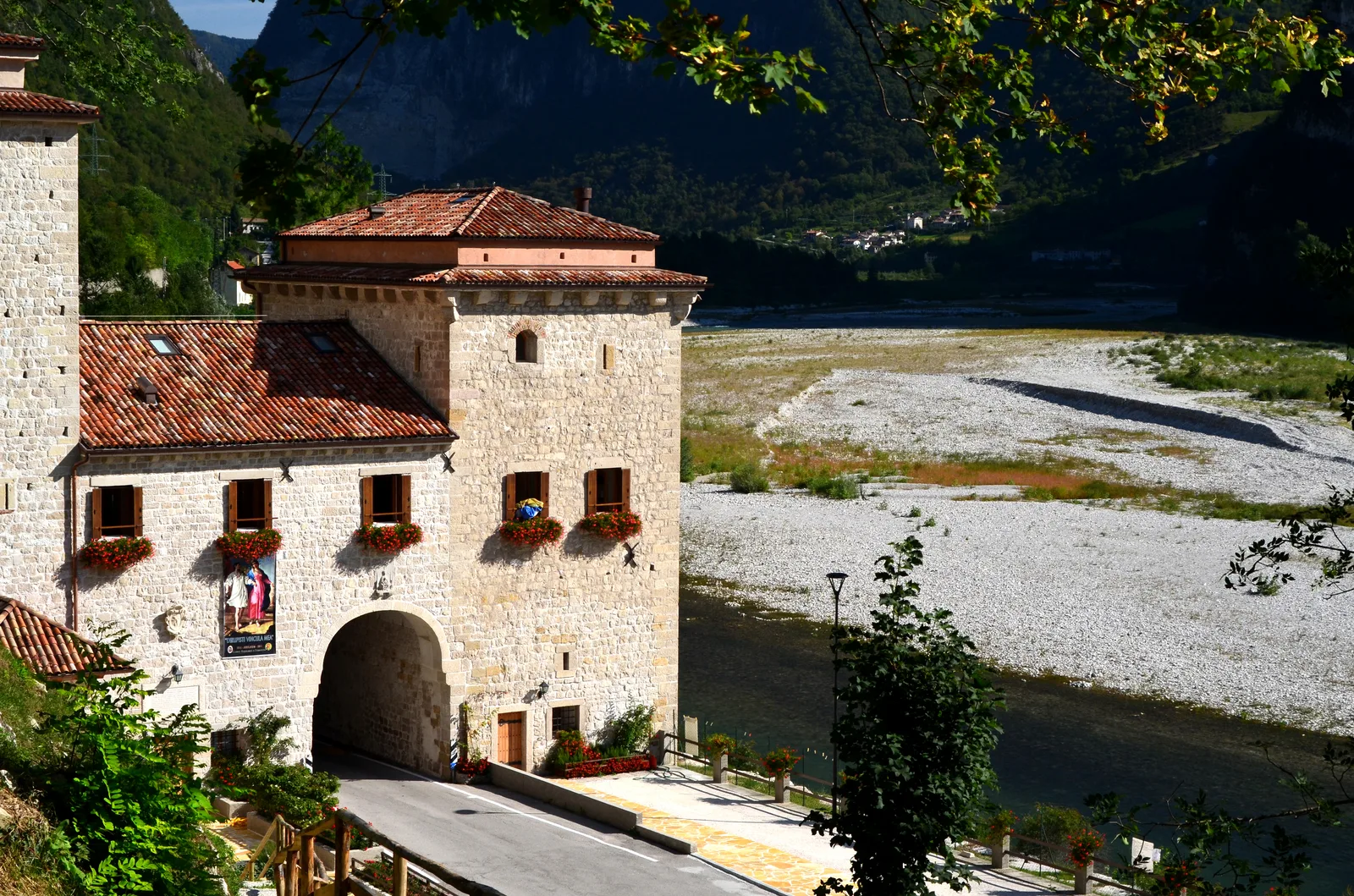 Il fiume Piave presso Quero, con il castello di San Gerolamo Emiliani sul versante