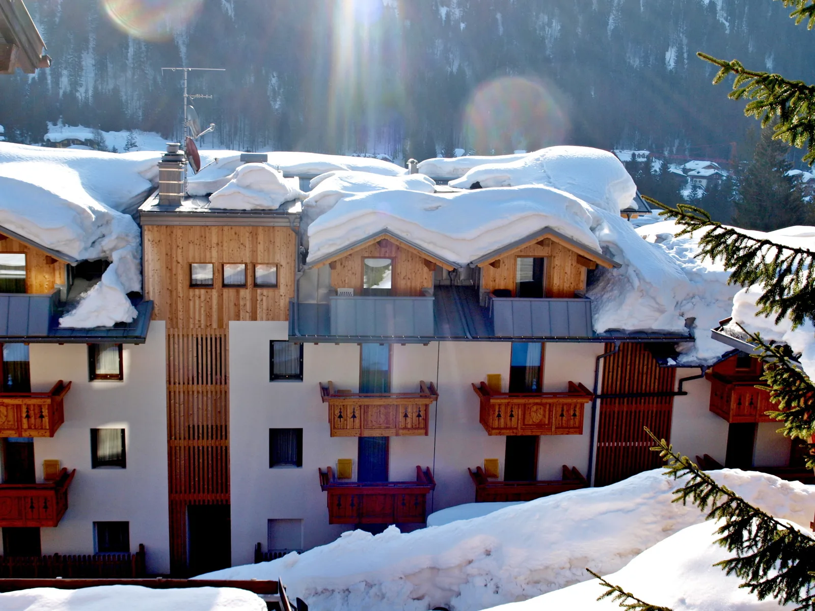 Madonna di Campiglio con le montagne del Brenta e dell’Adamello attorno