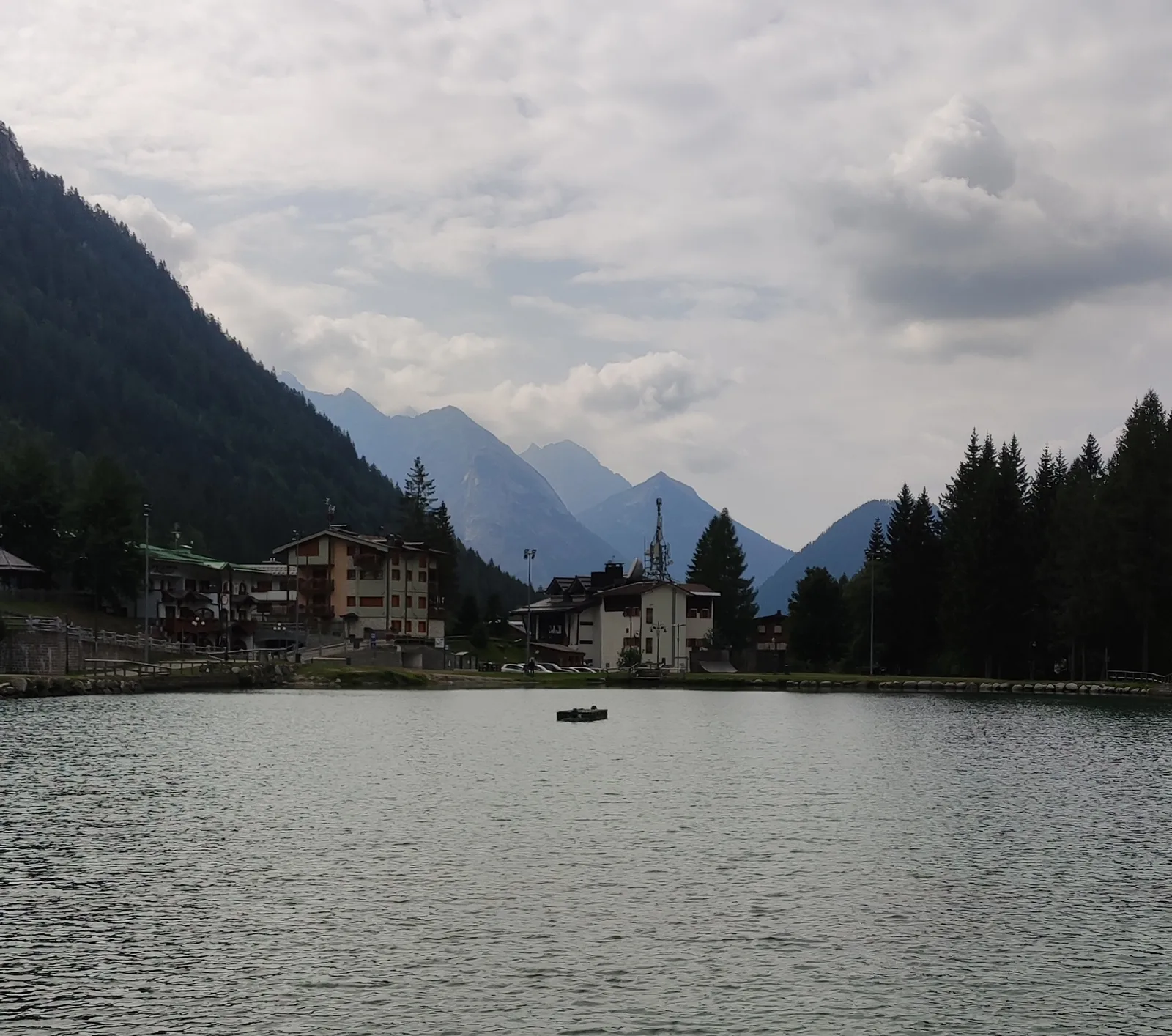 Il laghetto di Madonna di Campiglio in estate con le montagne riflesse
