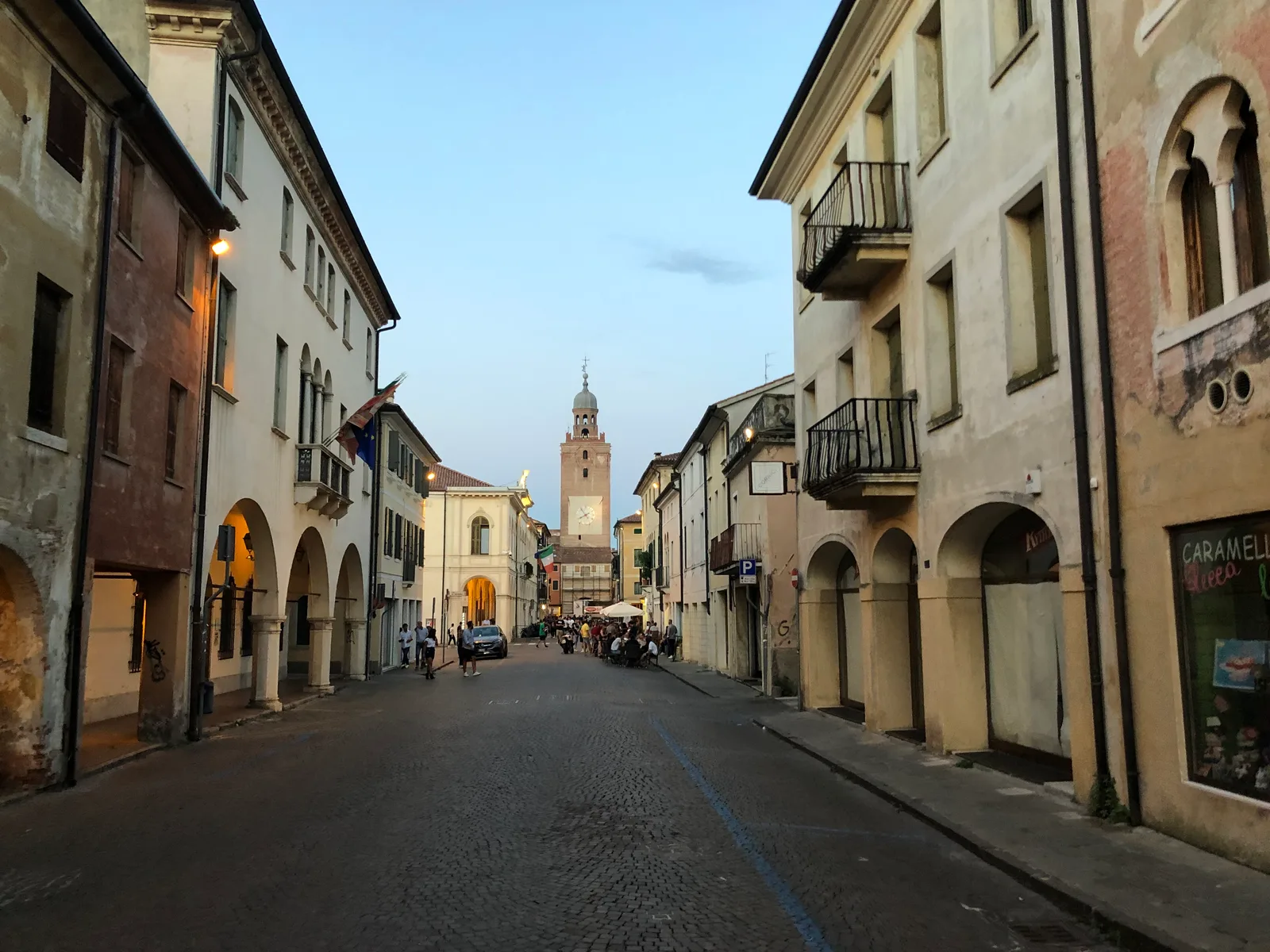 Il centro storico di Castelfranco Veneto con la torre civica