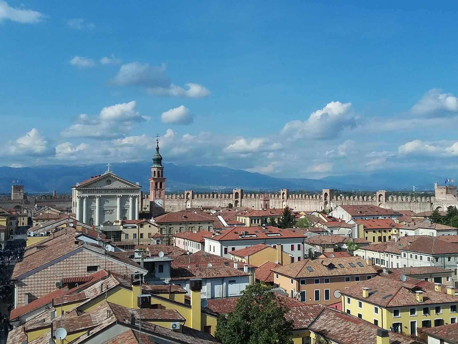 Il centro di Cittadella visto dal camminamento sulle mura