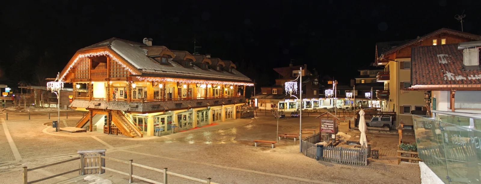 La piazza centrale di Canazei in Val di Fassa