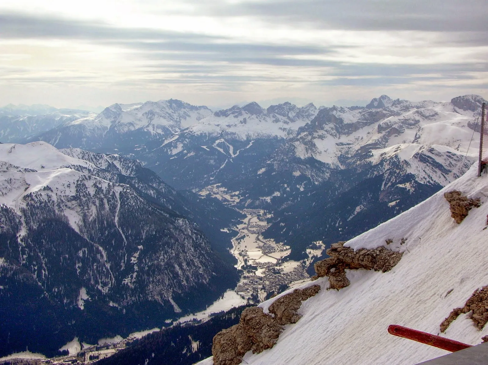 La Val di Fassa vista dal Sass Pordoi, con le Dolomiti attorno