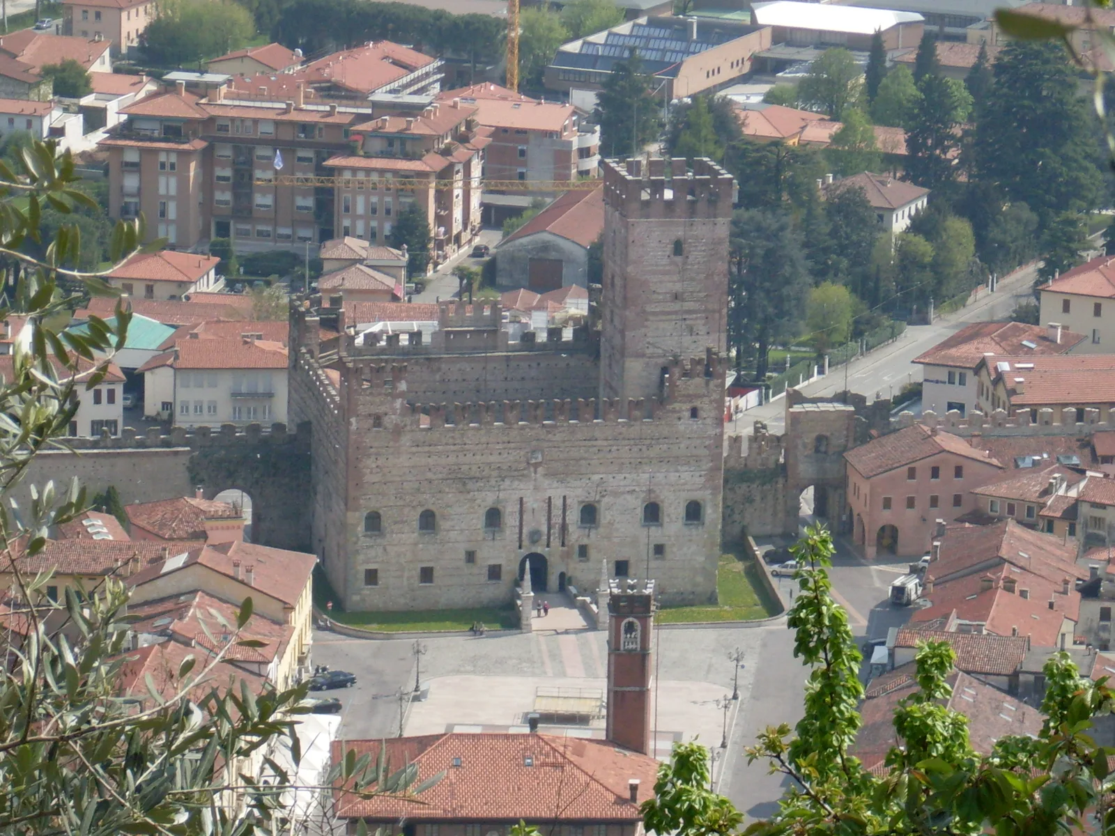 Il castello di Marostica visto dal basso, con le mura che salgono sul colle
