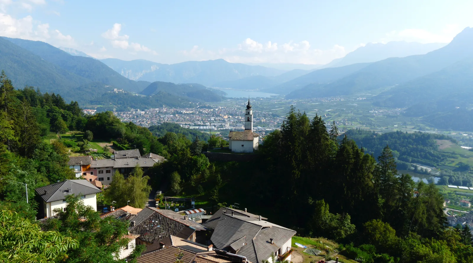 Panorama di Pergine Valsugana con la valle e le montagne attorno
