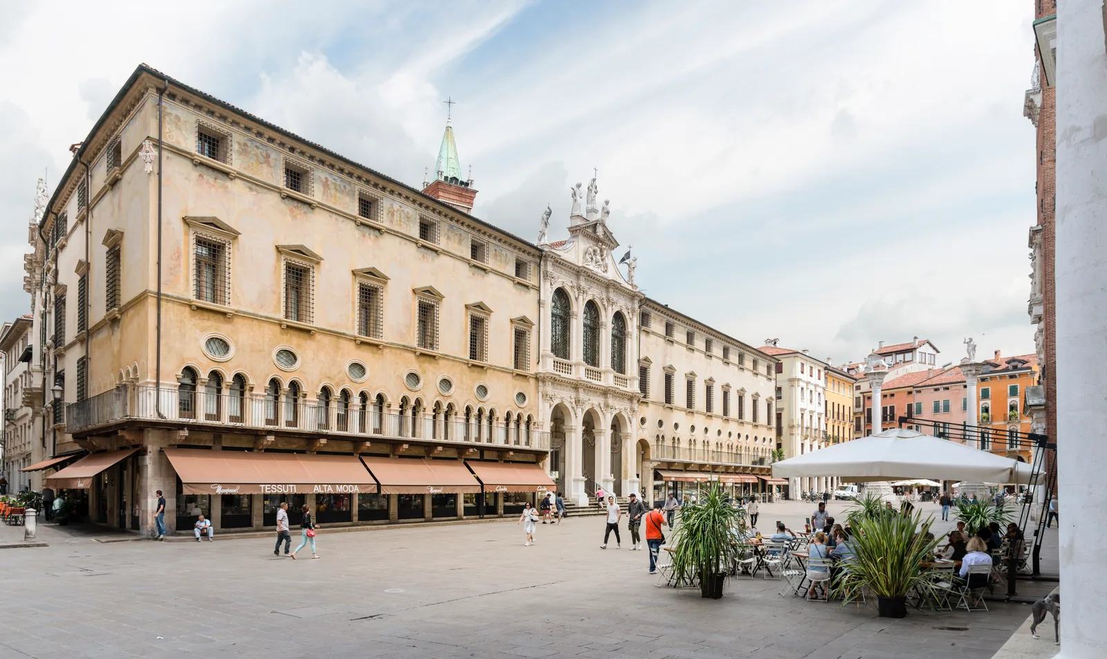 Piazza dei Signori a Vicenza con la Basilica Palladiana e la Torre Bissara