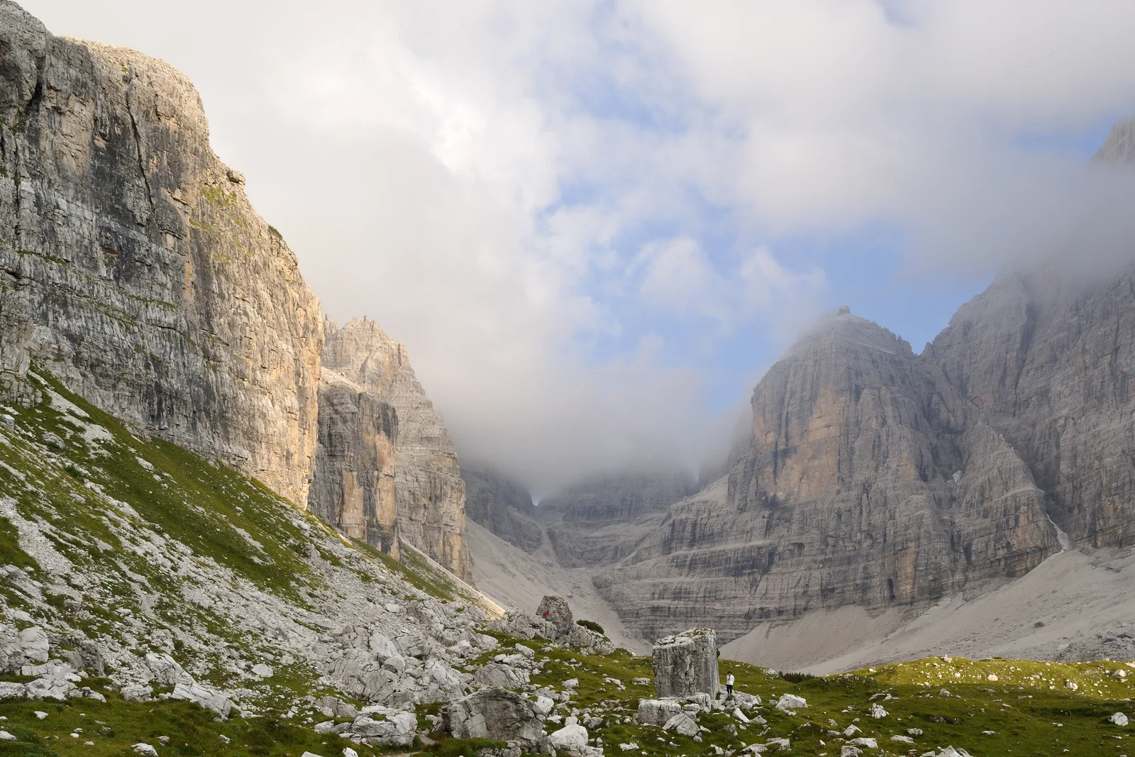 Il Rifugio Brentei nelle Dolomiti di Brenta con le cime attorno