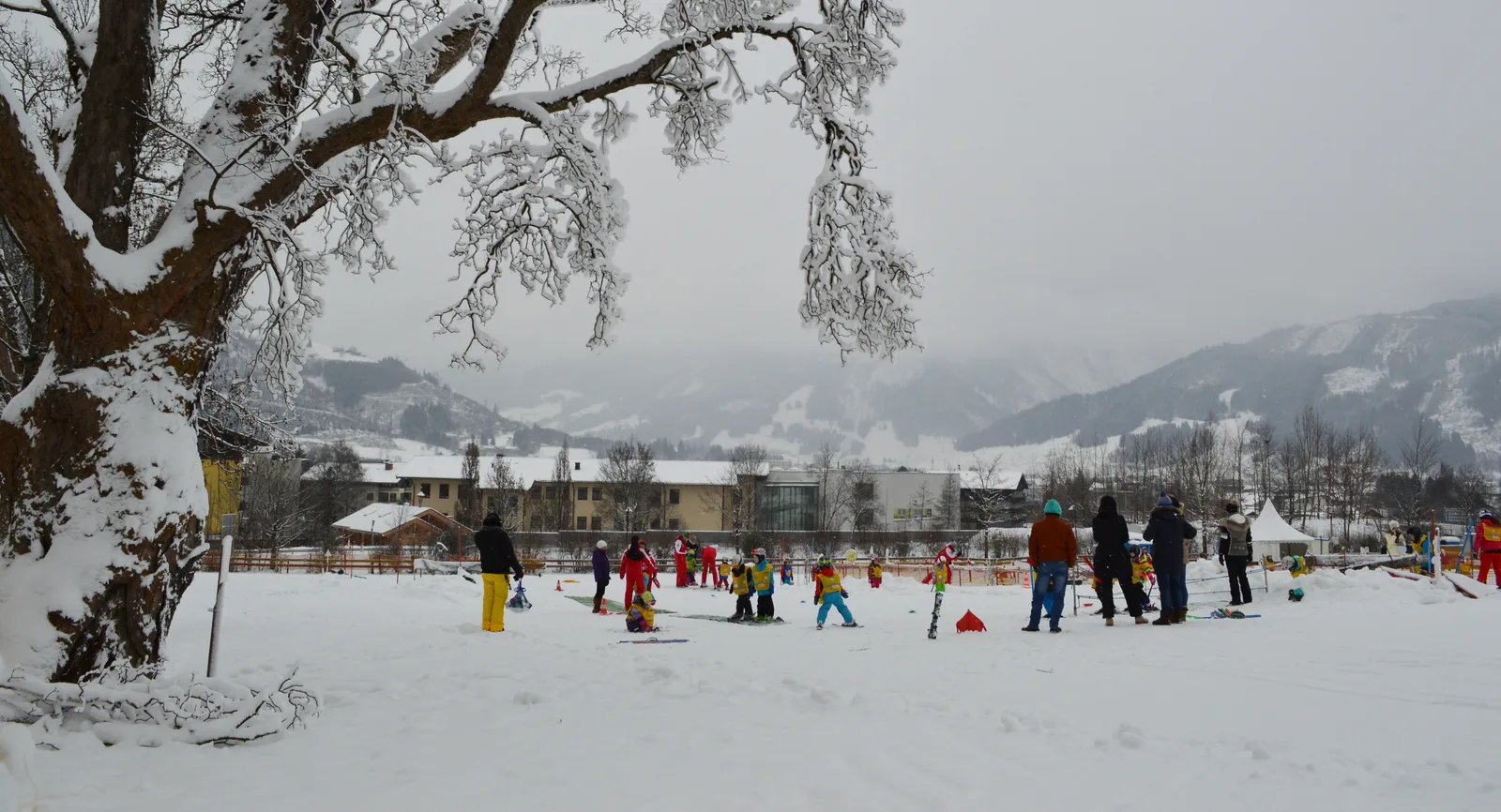 Bambini a lezione di sci su un campo scuola con pendenza dolce