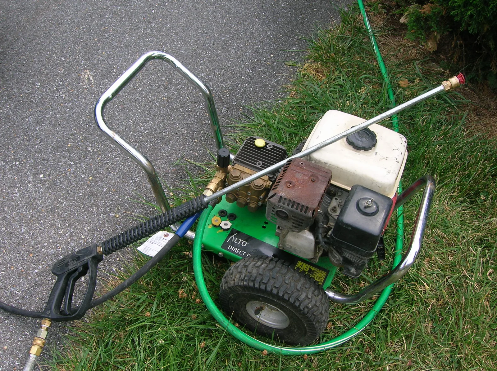 Un’idropulitrice elettrica con tubo e lancia