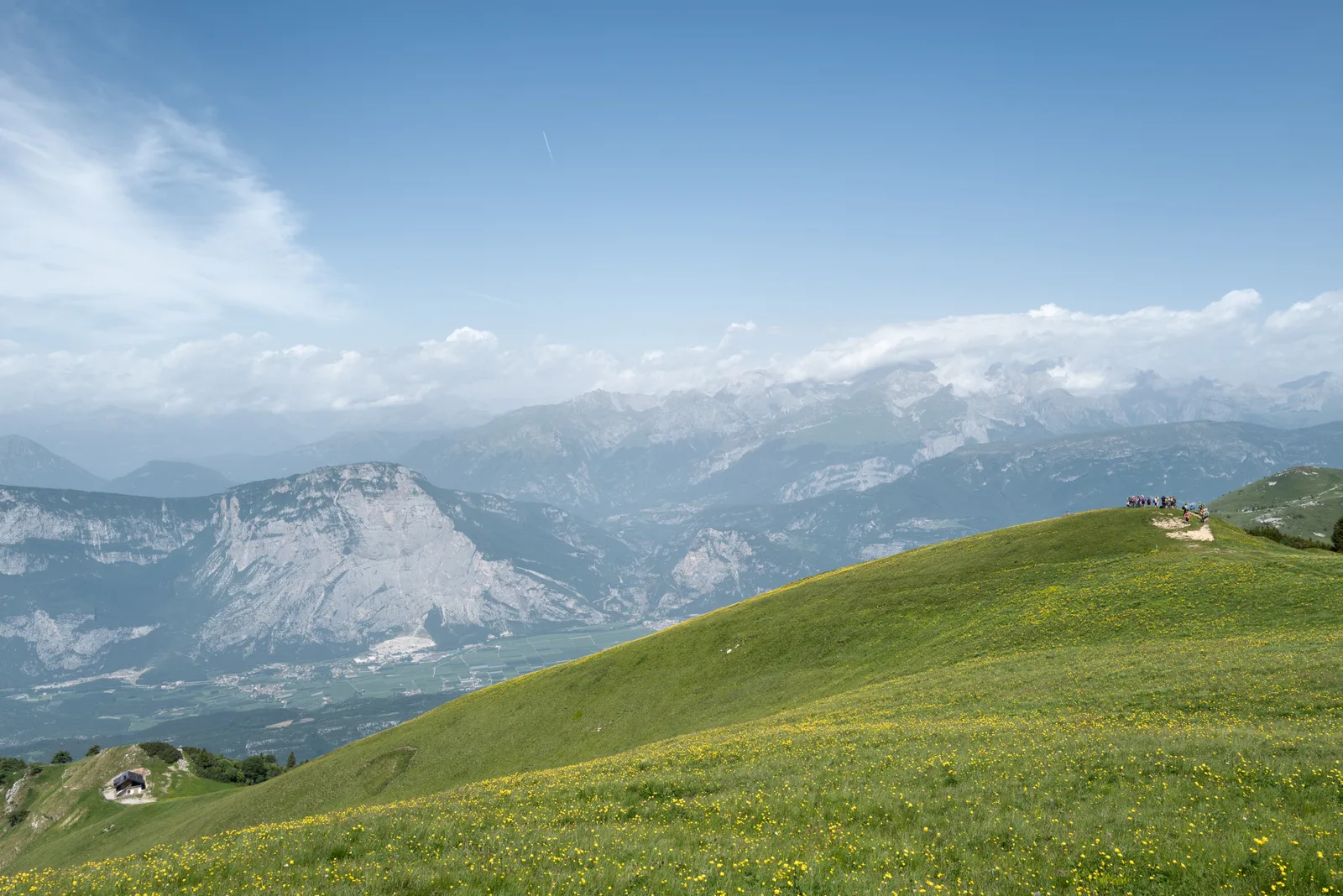 Panorama dal Monte Bondone verso la valle dell’Adige e le montagne del Trentino