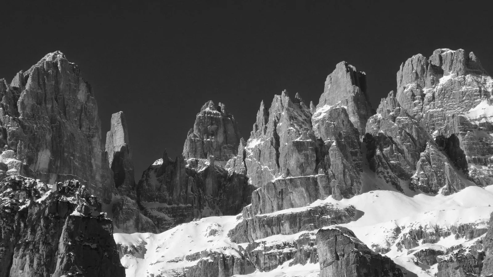 Il Campanil Basso nelle Dolomiti di Brenta coperto di neve