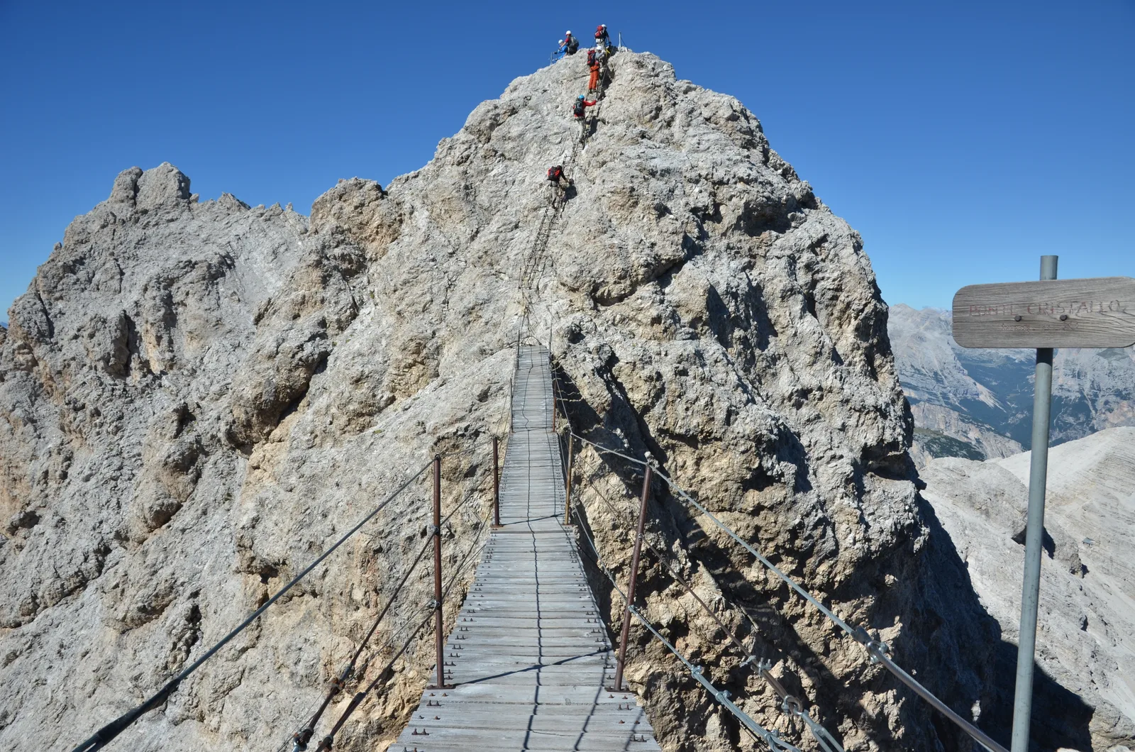 Il cavo d’acciaio di una via ferrata fissato alla roccia con fittoni
