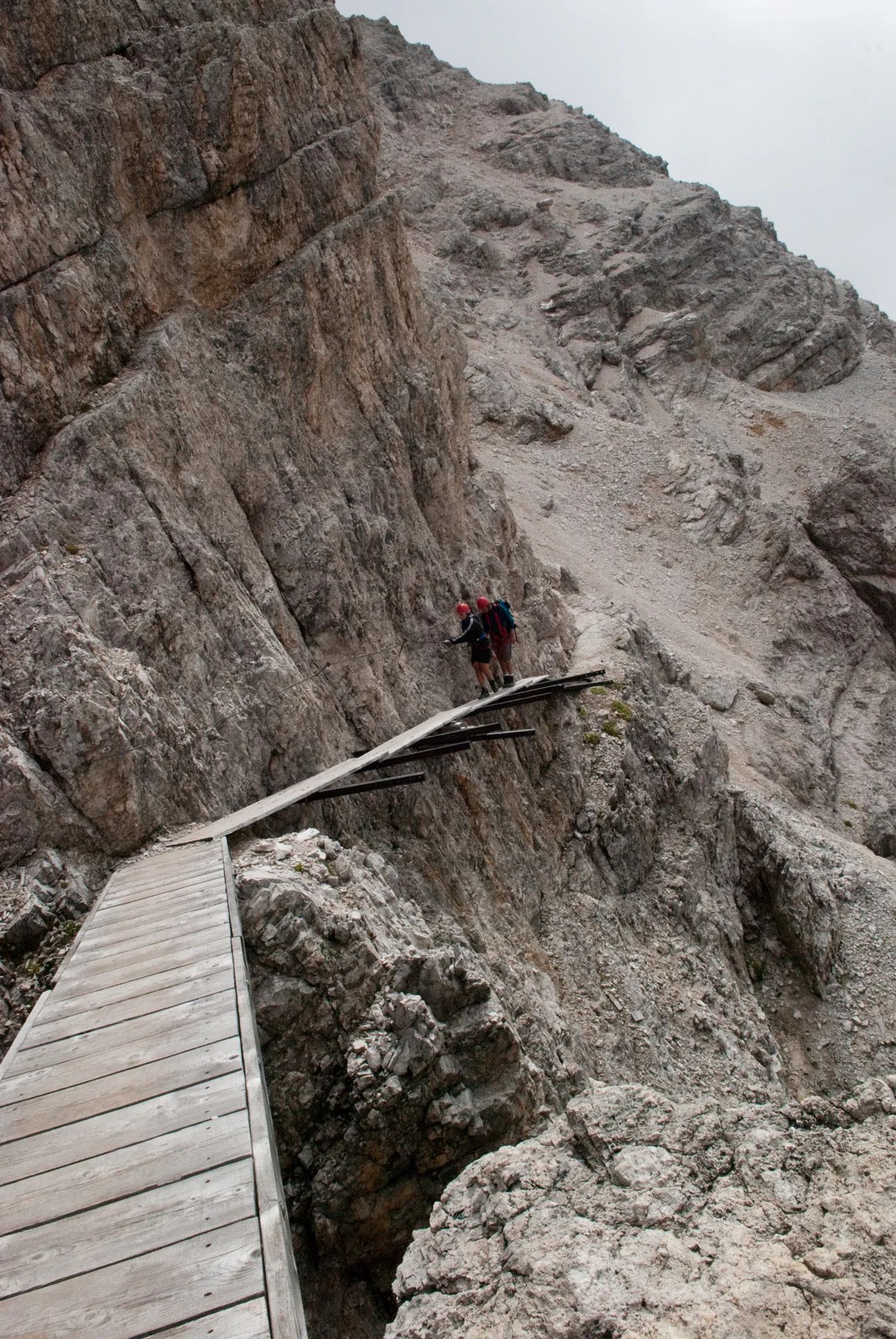 Una passerella sospesa lungo una via ferrata in ambiente dolomitico