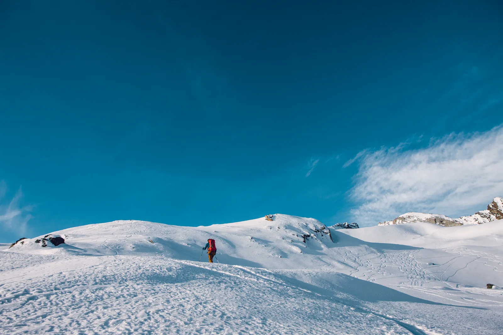 Scialpinisti in salita su un pendio innevato delle Alpi italiane