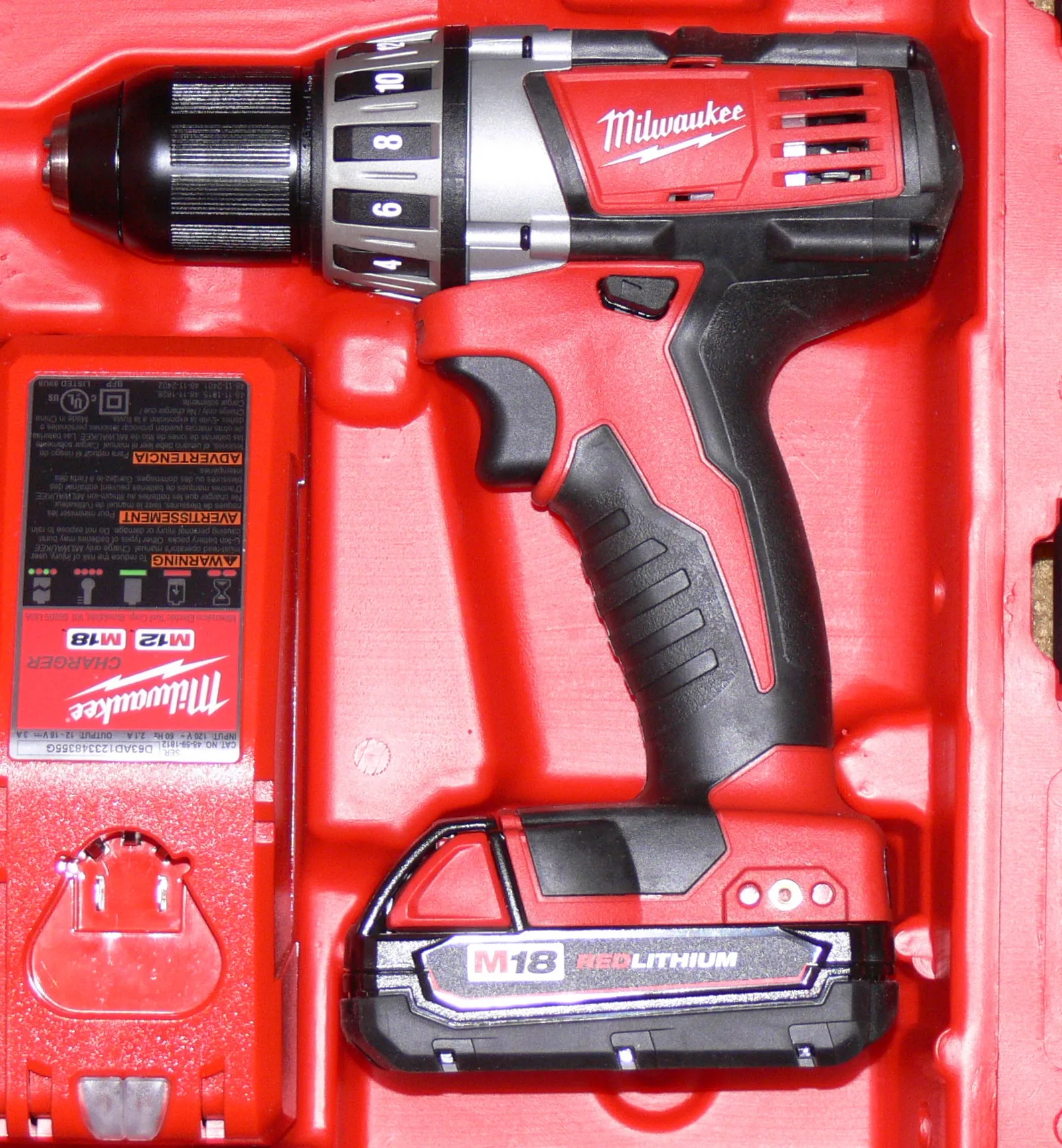 Un trapano avvitatore a batteria con la ghiera della frizione in evidenza