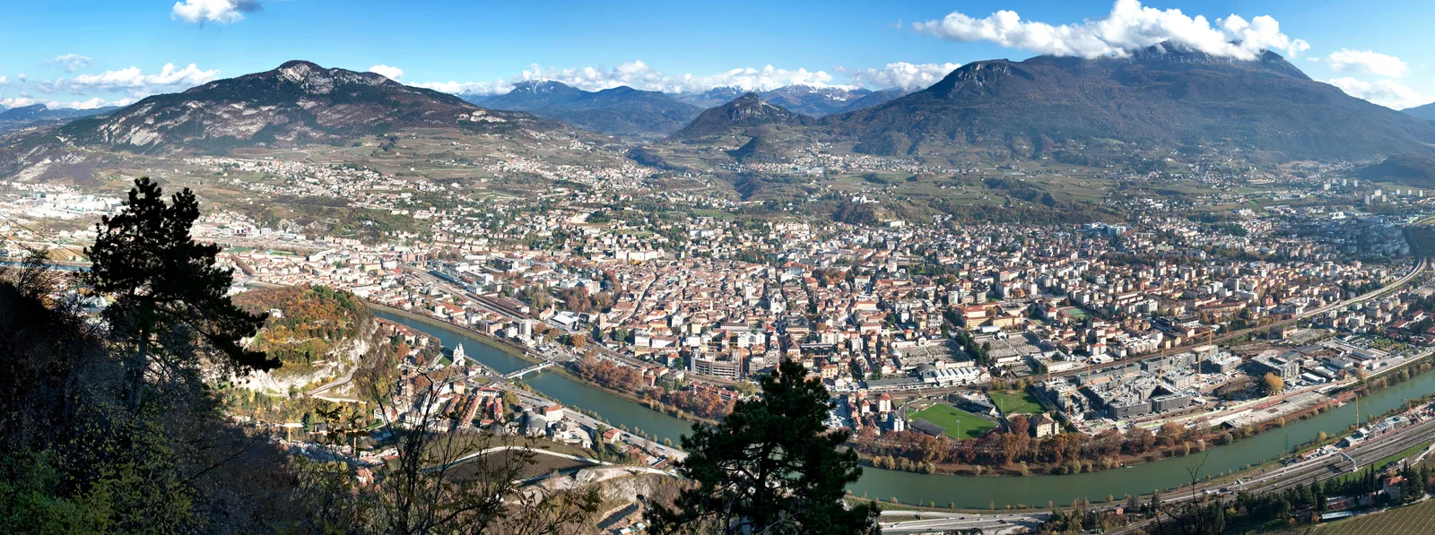Panorama di Trento con la città nel fondovalle e le montagne attorno