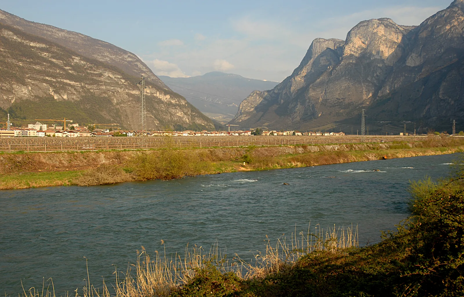 Il fiume Noce con acqua bianca fra le rocce in Val di Sole