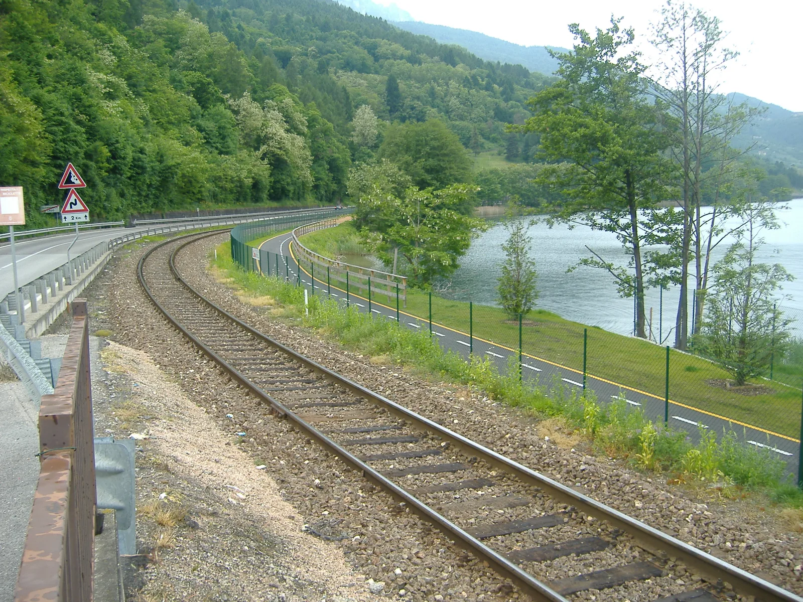 La pista ciclabile della Valsugana nel tratto di Calceranica, in sede propria fra i campi